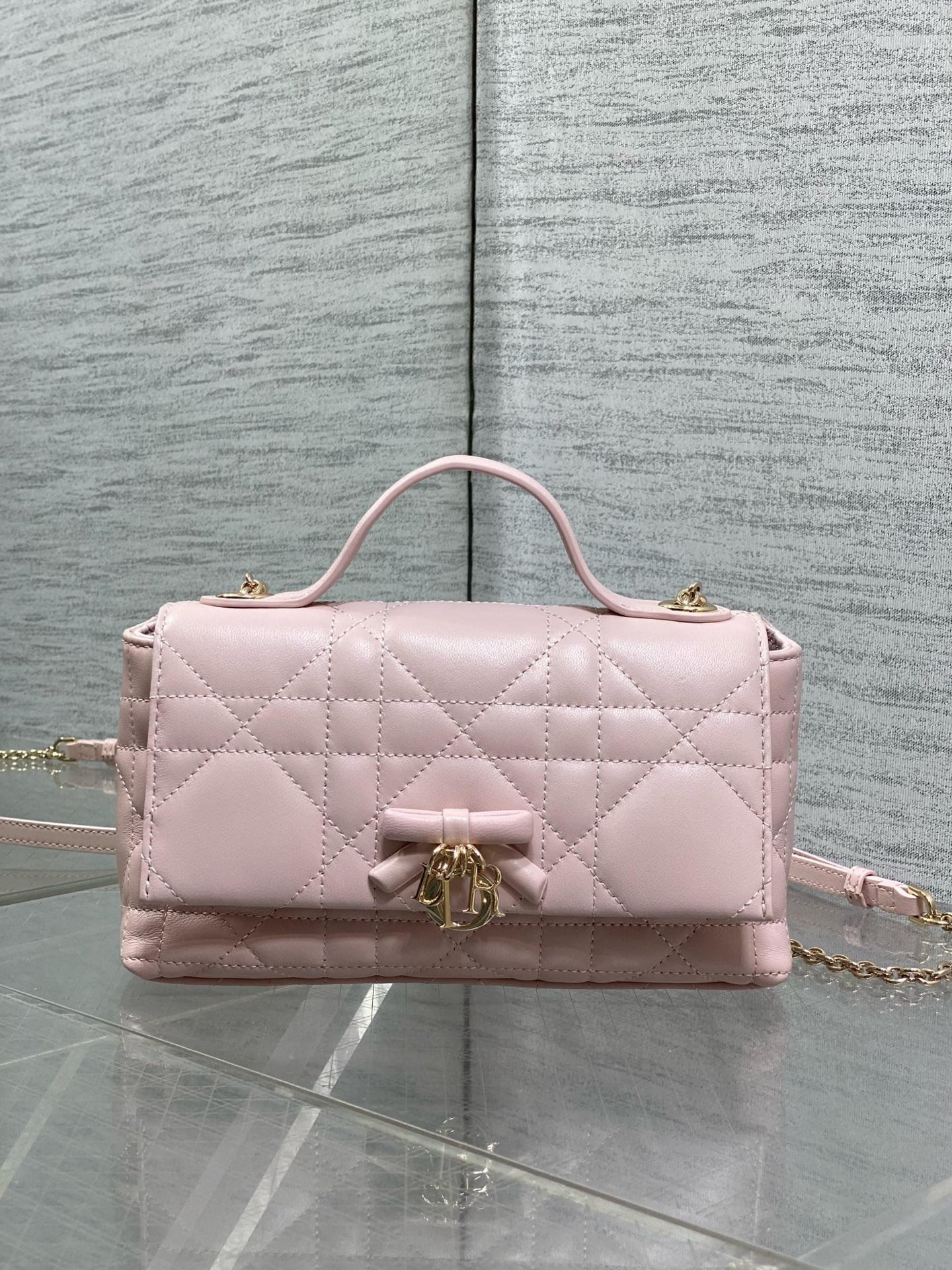 NO:879400,The original leather chip model is in stock. Brick cabinet's latest butterfly chain WOC. Iconic rattan grid, classic letter pendant. Chic bow design, matched with soft sheepskin. Elegant and fashionable. The highlight is the beautiful bow chain. It makes the whole bag more refined. There are multiple compartments and card slots inside. It is exquisite and full of practicality. Size 21*11.5*7cm, original leather bow, sheepskin, Hermes,19860909原厂皮芯片款现货 砖柜最新蝴蝴结链条WOC 标志性的藤纹格,经典的字母吊饰 别致的蝴蝶结设计,搭配柔软的羊皮 优雅又时尚,亮点在于绝美的蝴蝶结链条 令整个包更加的精致,内里多个隔层和卡槽,精美之余又实用度满满的 size21*11.5*7cm,原厂皮蝴蝶结,sheepskin,Hermes,,Bag