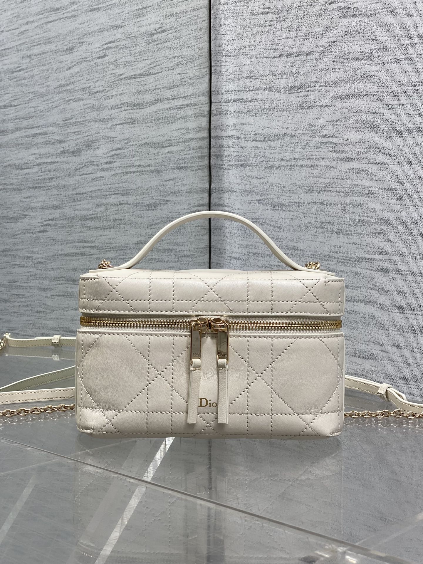 NO:879404,The original leather is in stock. The latest Lady Vanity cosmetic bag is made of delicate cowhide to create the iconic cannage pattern. It is equipped with a champagne gold zipper and logo. It comes with a handle and metal chain, which can be carried by hand or cross-body. It is retro, exquisite and versatile. It is an atmospheric weapon for daily commuting and dating. size: 19*16.5*5.5cm, original leather bow, cosmetic bags & cases, cowhide, Hermes,19860909原厂皮现货 最新款的Lady Vanity化妆包 以细腻牛皮打造标志性藤格纹 搭配香槟金拉链与logo 自带手提与金属链条,可手提可斜挎 复古精致又百搭 是日常通勤与约会的氛围感利器 size:19*16.5*5.5cm,原厂皮蝴蝶结,cosmetic bags & cases,cowhide,Hermes,,Bag