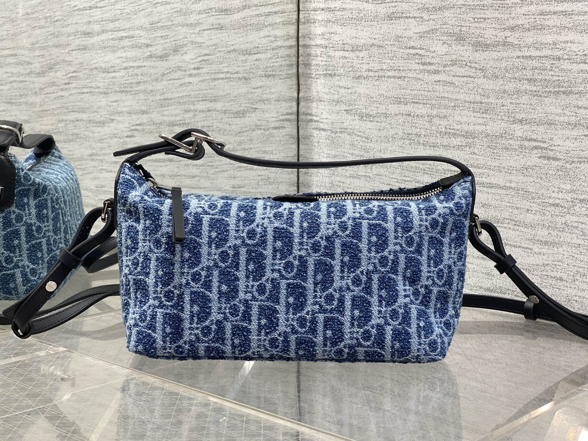 NO:879411,The chip model is in stock. Nomad hand-held lunch box bag series. Upgraded version of the lunch box bag. Who knows the joy of having a shoulder strap? The additional adjustable long shoulder strap greatly improves the practicality. The silhouette is simple and soft, ultra-light for personal use. The hardware letter logo on the shoulder strap is another highlight. This presbyopic lunch box bag is too familiar with daily life. The capacity can hold everything for commuting. The classic Oblique denim becomes more and more durable as you look at it.  Paired with T-shirts and sweaters, it has a relaxed and high-end feel. It is a practical model that can be carried for many years. Size: 22*13*9.5cm, lunch box bag, tees, t-shirt, Hermes,19860909芯片款现货 Nomad手拿饭盒包系列 升级版饭盒包,自带肩带的快乐谁懂 加配的可调节长肩带,大大提升了实用性 廓形简洁柔软,自用超轻便 肩带上的五金字母标识,又是一个亮点 这只老花饭盒包也太懂日常了吧 容量可以装下通勤的所有东西 经典的Oblique 牛仔布越看越耐看 搭T恤、针织衫都自带松弛高级感 是能背很多年的实用款没错了 size:22*13*9.5cm,饭盒包,tees，t-shirt,Hermes,,Bag