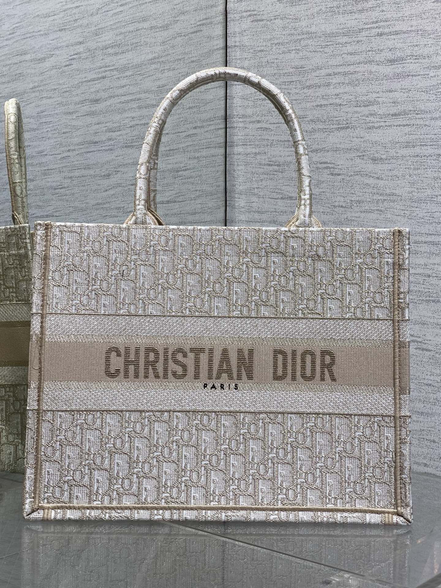 NO:879415,The chip model is in stock. The Tote Christmas gold silk limited edition series is elegant and atmospheric. It is a luminous work of art when placed alone. The unique pixel style, exquisite and cute embroidery makes the whole bag very eye-catching. The design of super large capacity, concave shape artifact, the capacity is also appropriate, just throw all kinds of sundries inside. Size: 36*18*28cm, 2025 new Tote, Hermes,19860909芯片款现货 Tote圣诞金丝限量版系列,高雅大气 ,单独摆在那里都是发光的艺术品 ,独特的像素风,精致又可爱的刺绣,让整个包非常亮眼,超大容量的设计 ,凹造型神器,容量也是妥妥的,各种杂物往里面丢就好了 size:36*18*28cm,2025新款托特,Hermes,,Bag