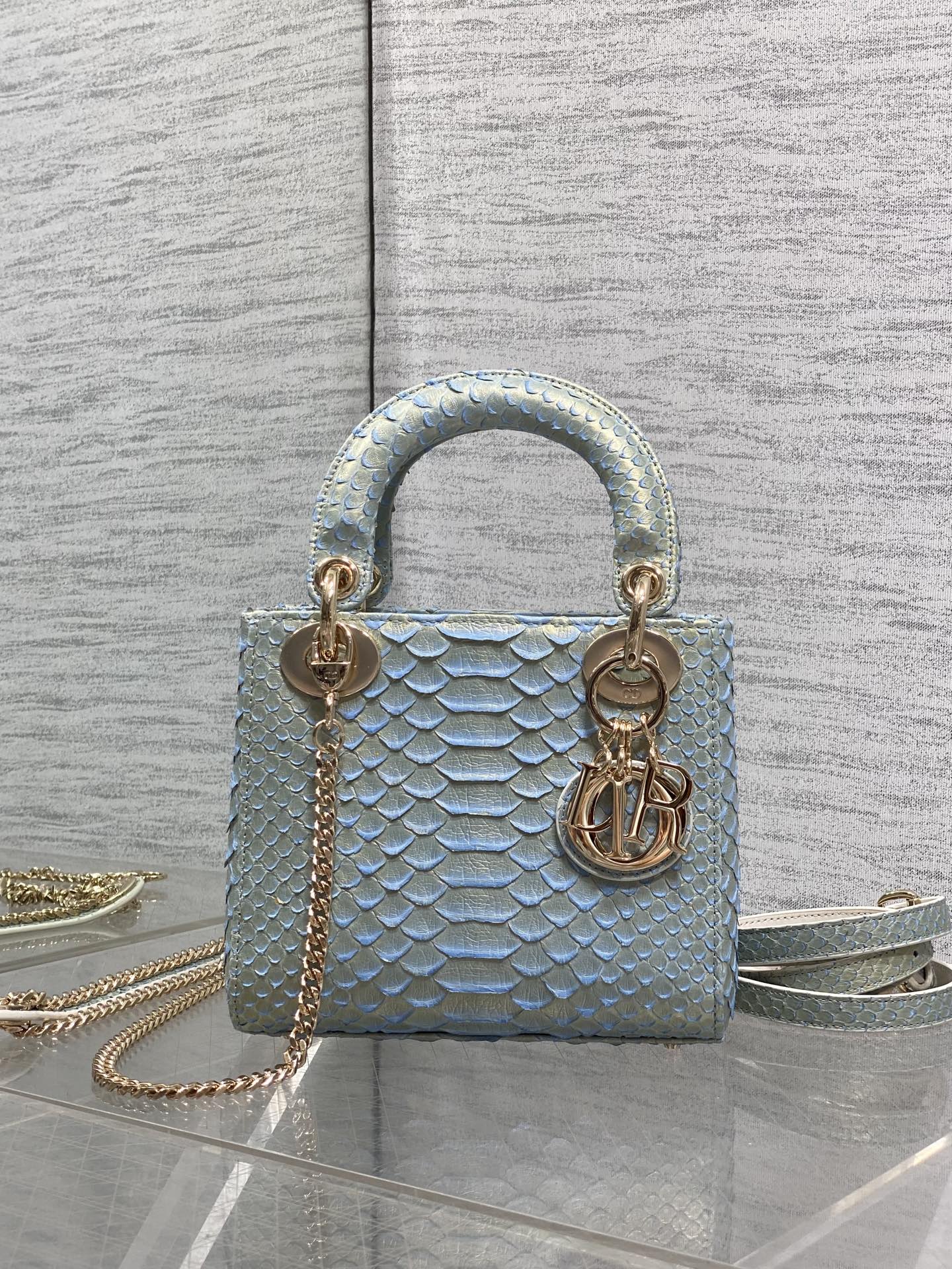 NO:879431,In stock, Lady Diana's three-frame rare snakeskin makes its debut. It is elegant and individual. It has to be this one. Let's do some popular science. The lines of each snakeskin are unique, so the lines of each bag will be different. This is the characteristic of real snakeskin. Everyone should look for it. Size: 17cm, Princess Diana snakeskin, snakeskin, Hermes,19860909现货 Lady戴妃三格珍稀蛇皮闪亮登场,高雅又不失个性,非它莫属,科普一下每条蛇皮的纹路都是独一无二的,所以每个包的纹路都会有所不同,这是真蛇皮的特点,大家要认准哦 Size:17cm,戴妃蛇皮,snakeskin,Hermes,,Bag