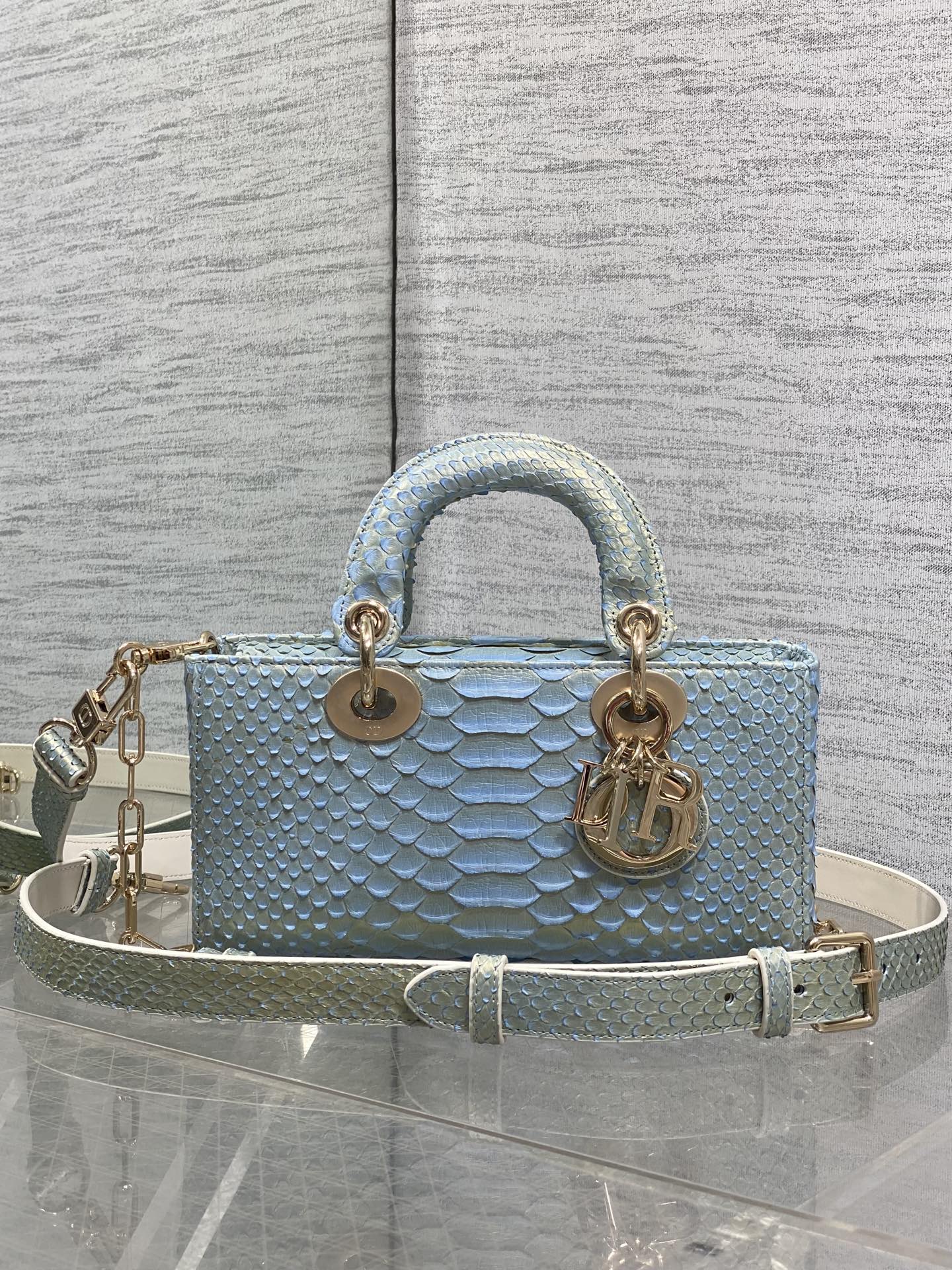 NO:879435,In stock, Lady's horizontal version of Princess Diana's rare snake skin is now on display. It is elegant and individual. It has to be this one. Let's learn more about the texture of each snake skin. It is unique, so the texture of each bag will be different. This is the characteristic of real snake skin. Everyone should look for it. Size: 22cm, Princess Diana snake skin, snakeskin, Hermes,19860909现货 Lady横版戴妃珍稀蛇皮闪亮登场,高雅又不失个性,非它莫属,科普一下每条蛇皮的纹路都是独一无二的,所以每个包的纹路都会有所不同,这是真蛇皮的特点,大家要认准哦 Size:22cm,戴妃蛇皮,snakeskin,Hermes,,Bag