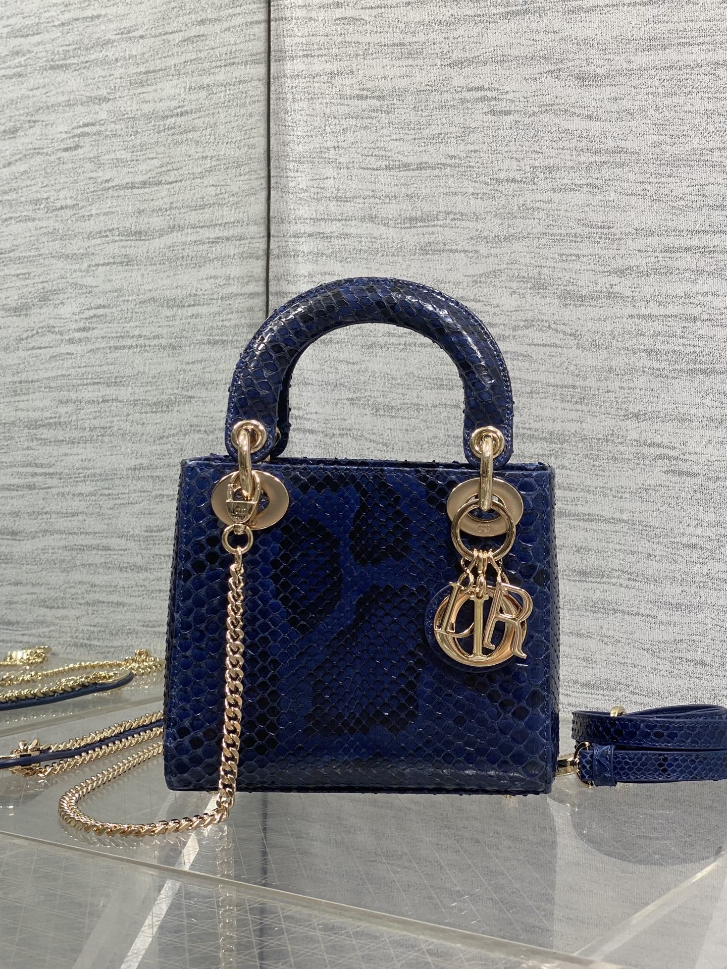 NO:879438,In stock, Lady Diana's three-frame rare snakeskin makes its debut. It is elegant and individual. It has to be this one. Let's do some popular science. The lines of each snakeskin are unique, so the lines of each bag will be different. This is the characteristic of real snakeskin. Everyone should look for it. Size: 17cm, Princess Diana snakeskin, snakeskin, Hermes,19860909现货 Lady戴妃三格珍稀蛇皮闪亮登场,高雅又不失个性,非它莫属,科普一下每条蛇皮的纹路都是独一无二的,所以每个包的纹路都会有所不同,这是真蛇皮的特点,大家要认准哦 Size:17cm,戴妃蛇皮,snakeskin,Hermes,,Bag