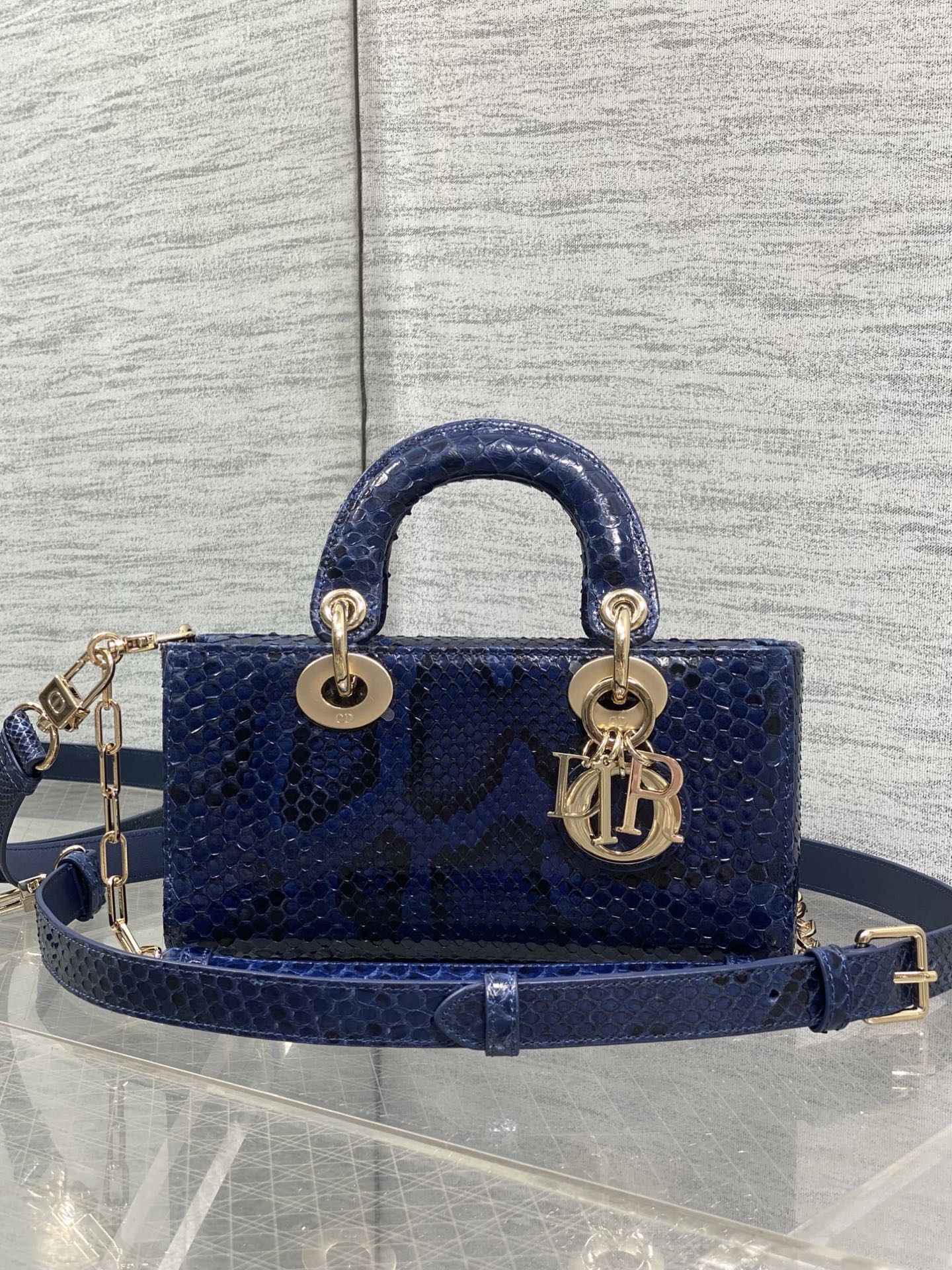 NO:879441,In stock, Lady's horizontal version of Princess Diana's rare snake skin is now on display. It is elegant and individual. It has to be this one. Let's learn more about the texture of each snake skin. It is unique, so the texture of each bag will be different. This is the characteristic of real snake skin. Everyone should look for it. Size: 22cm, Princess Diana snake skin, snakeskin, Hermes,19860909现货 Lady横版戴妃珍稀蛇皮闪亮登场,高雅又不失个性,非它莫属,科普一下每条蛇皮的纹路都是独一无二的,所以每个包的纹路都会有所不同,这是真蛇皮的特点,大家要认准哦 Size:22cm,戴妃蛇皮,snakeskin,Hermes,,Bag