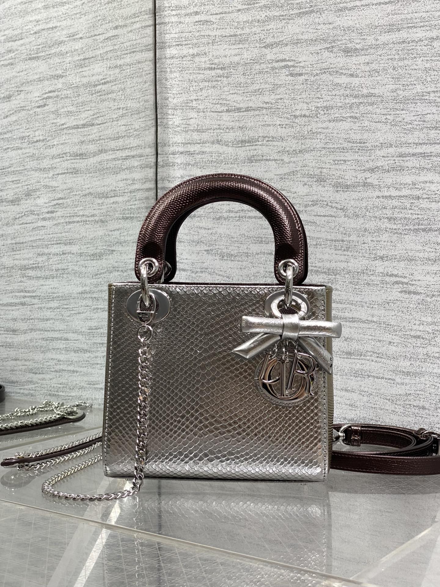 NO:879444,In stock, Lady Diana's three-frame rare snakeskin makes its debut. It is elegant and individual. It has to be this one. Let's do some popular science. The lines of each snakeskin are unique, so the lines of each bag will be different. This is the characteristic of real snakeskin. Everyone should look for it. Size: 17cm, Princess Diana snakeskin, snakeskin, Hermes,19860909现货 Lady戴妃三格珍稀蛇皮闪亮登场,高雅又不失个性,非它莫属,科普一下每条蛇皮的纹路都是独一无二的,所以每个包的纹路都会有所不同,这是真蛇皮的特点,大家要认准哦 Size:17cm,戴妃蛇皮,snakeskin,Hermes,,Bag