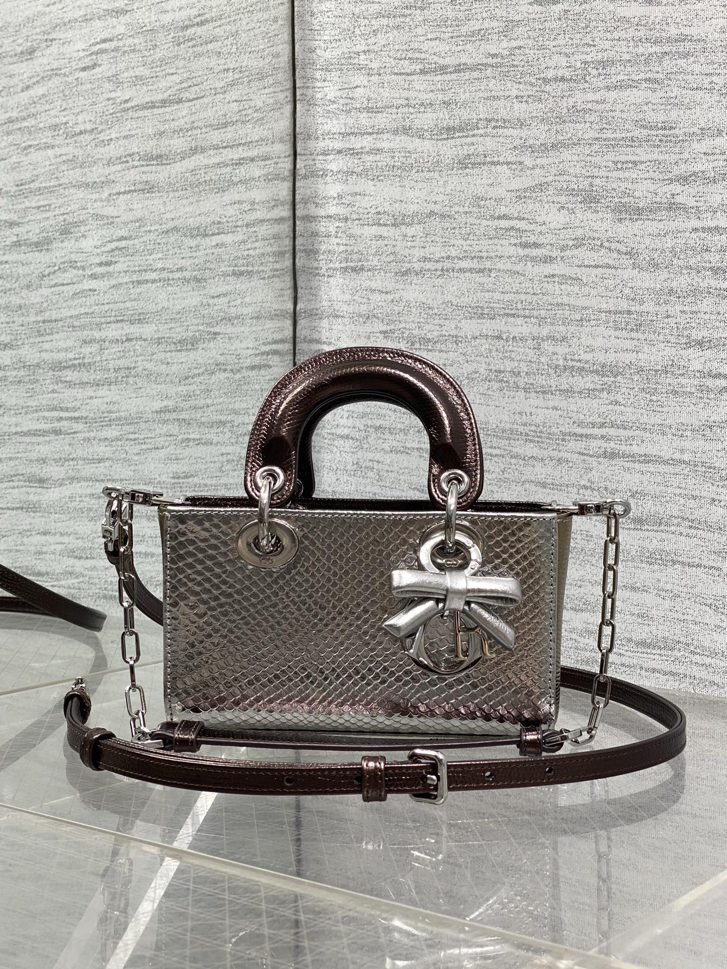 NO:879447,In stock Lady's horizontal version of Princess Diana's rare snake skin is now on display. It is elegant and individual. It has to be this one. Let's do some science. The lines of each snake skin are unique, so the lines of each bag will be different. This is the characteristic of real snake skin. Everyone should look for it. Size: 16.5cm, Princess Diana snake skin, snakeskin, Hermes,19860909现货 Lady横版戴妃珍稀蛇皮闪亮登场,高雅又不失个性,非它莫属,科普一下每条蛇皮的纹路都是独一无二的,所以每个包的纹路都会有所不同,这是真蛇皮的特点,大家要认准哦 Size:16.5cm,戴妃蛇皮,snakeskin,Hermes,,Bag