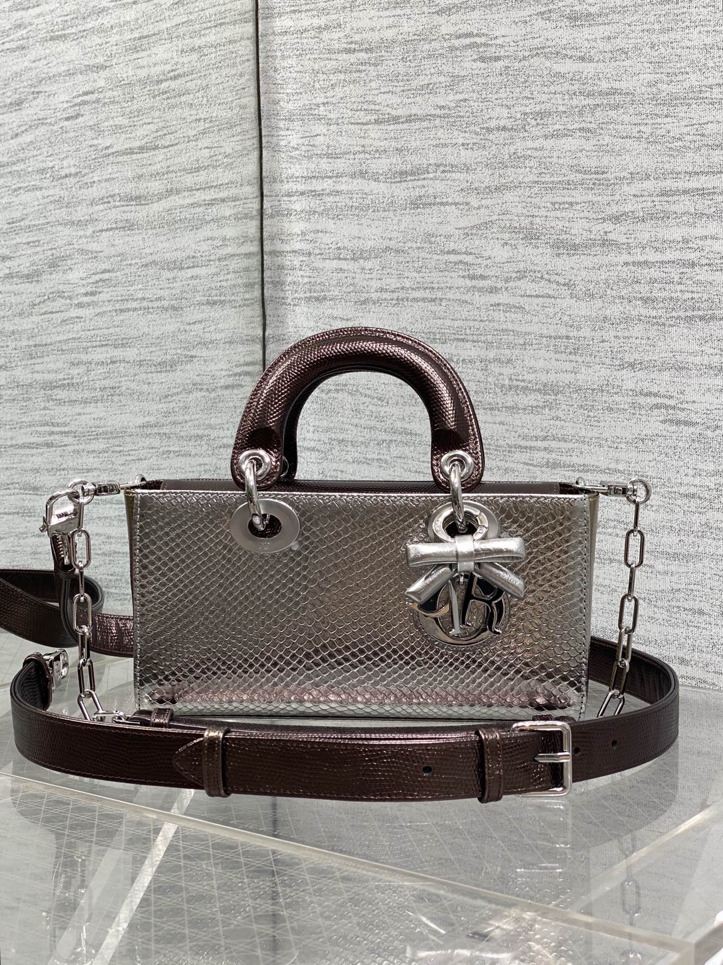 NO:879450,In stock, Lady's horizontal version of Princess Diana's rare snake skin is now on display. It is elegant and individual. It has to be this one. Let's learn more about the texture of each snake skin. It is unique, so the texture of each bag will be different. This is the characteristic of real snake skin. Everyone should look for it. Size: 22cm, Princess Diana snake skin, snakeskin, Hermes,19860909现货 Lady横版戴妃珍稀蛇皮闪亮登场,高雅又不失个性,非它莫属,科普一下每条蛇皮的纹路都是独一无二的,所以每个包的纹路都会有所不同,这是真蛇皮的特点,大家要认准哦 Size:22cm,戴妃蛇皮,snakeskin,Hermes,,Bag