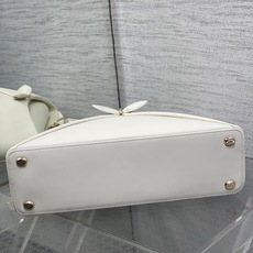 大号现货‼️ Dior2026最新蝴蝶结手提包,把“蝴蝶结”焊在系列里.蝴蝶结也不再是小女生的甜腻感,新设计的轮廓与造型 大号现货‼️ Dior2026最新蝴蝶结手提包,把“蝴蝶结”焊在系列里.蝴蝶结也不再是小女生的甜腻感,新设计的轮廓与造型