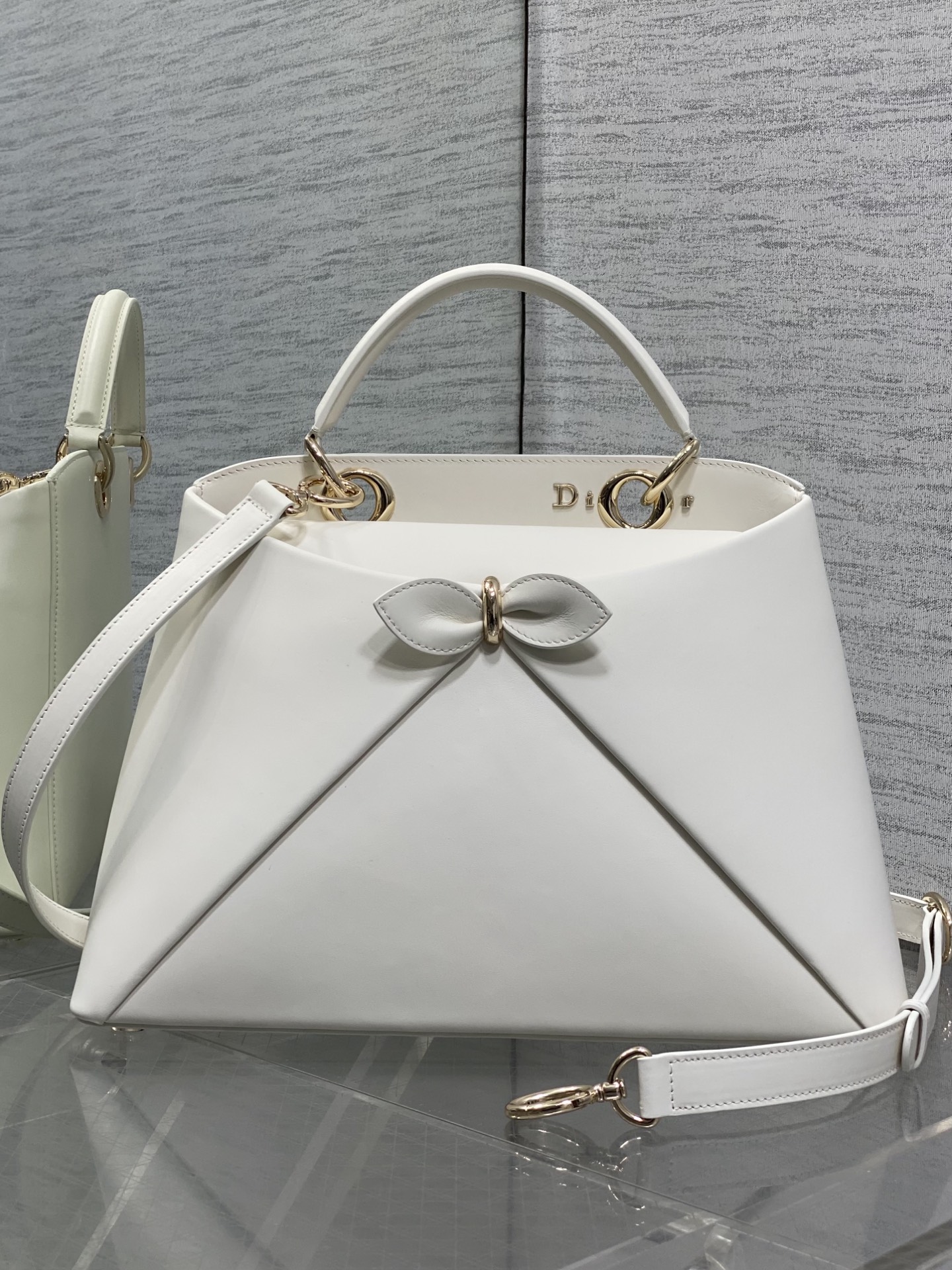 NO:894041,Large size in stock Dior2026 latest bow handbag, welded 'bow' into the series. Bow is no longer a sweet feeling for little girls, the newly designed outline and shape, rich color matching, suitable for many people, just the right balance of sweet and cool. 0738 Size33.5*23*10.5cm, new bow bag, dior, Hermes,19860909大号现货 Dior2026最新蝴蝶结手提包,把“蝴蝶结”焊在系列里.蝴蝶结也不再是小女生的甜腻感,新设计的轮廓与造型,配色 丰富 适配多人 ,甜酷平衡得刚好.0738 Size33.5*23*10.5cm,新款蝴蝶结包,dior,Hermes,,Bag