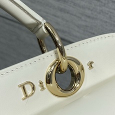 大号现货‼️ Dior2026最新蝴蝶结手提包,把“蝴蝶结”焊在系列里.蝴蝶结也不再是小女生的甜腻感,新设计的轮廓与造型 大号现货‼️ Dior2026最新蝴蝶结手提包,把“蝴蝶结”焊在系列里.蝴蝶结也不再是小女生的甜腻感,新设计的轮廓与造型