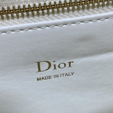大号现货‼️ Dior2026最新蝴蝶结手提包,把“蝴蝶结”焊在系列里.蝴蝶结也不再是小女生的甜腻感,新设计的轮廓与造型 大号现货‼️ Dior2026最新蝴蝶结手提包,把“蝴蝶结”焊在系列里.蝴蝶结也不再是小女生的甜腻感,新设计的轮廓与造型