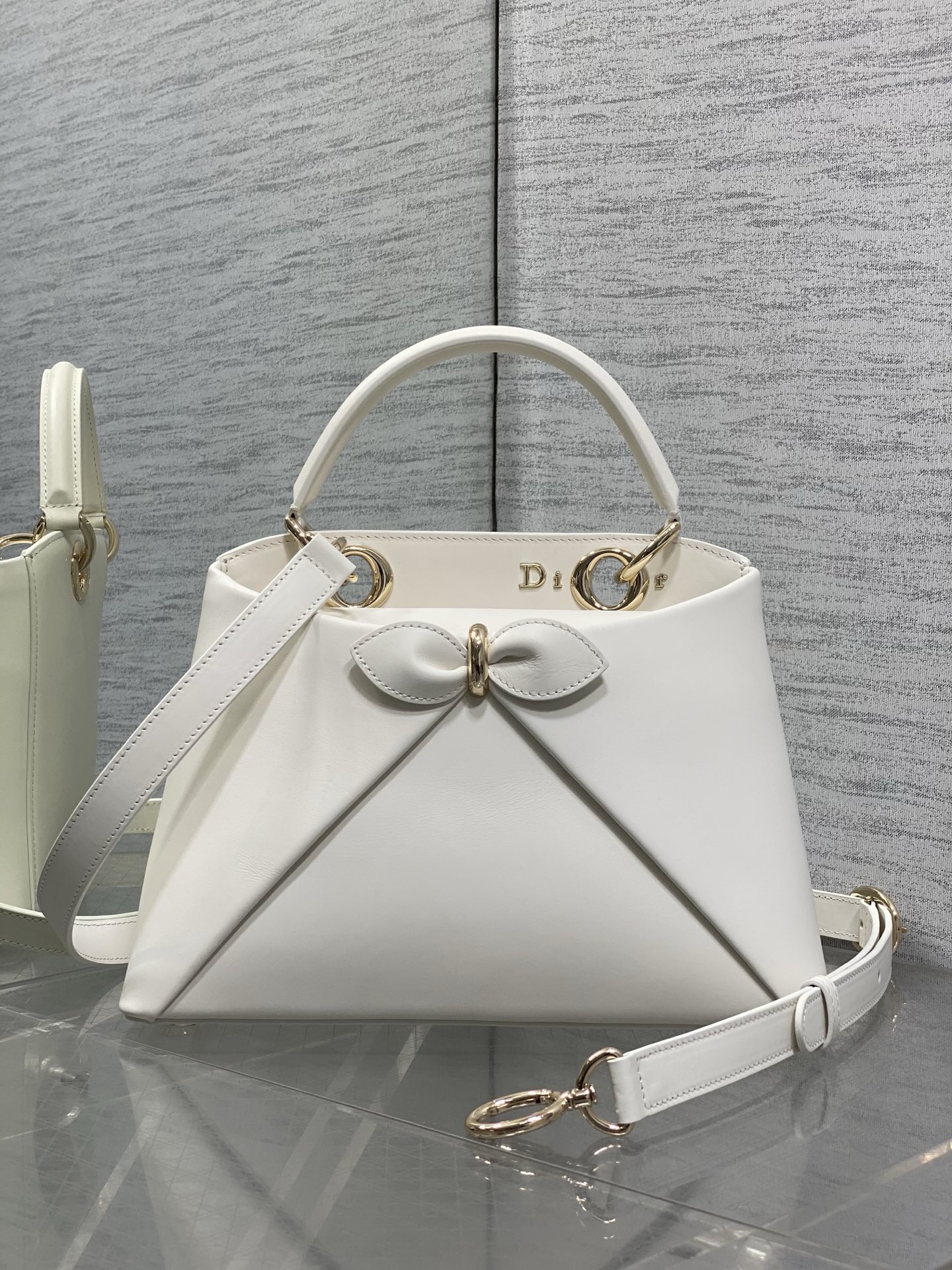 NO:894044,Small size in stock Dior2026 latest bow handbag, the 'bow' is welded into the series. The bow is no longer a sweet feeling for little girls, the newly designed outline and shape, rich color matching, suitable for many people, the sweet and cool balance is just right. 0737 Size28*18*8, new bow bag, dior, Hermes,19860909小号现货 Dior2026最新蝴蝶结手提包,把“蝴蝶结”焊在系列里.蝴蝶结也不再是小女生的甜腻感,新设计的轮廓与造型,配色 丰富 适配多人 ,甜酷平衡得刚好.0737 Size28*18*8,新款蝴蝶结包,dior,Hermes,,Bag