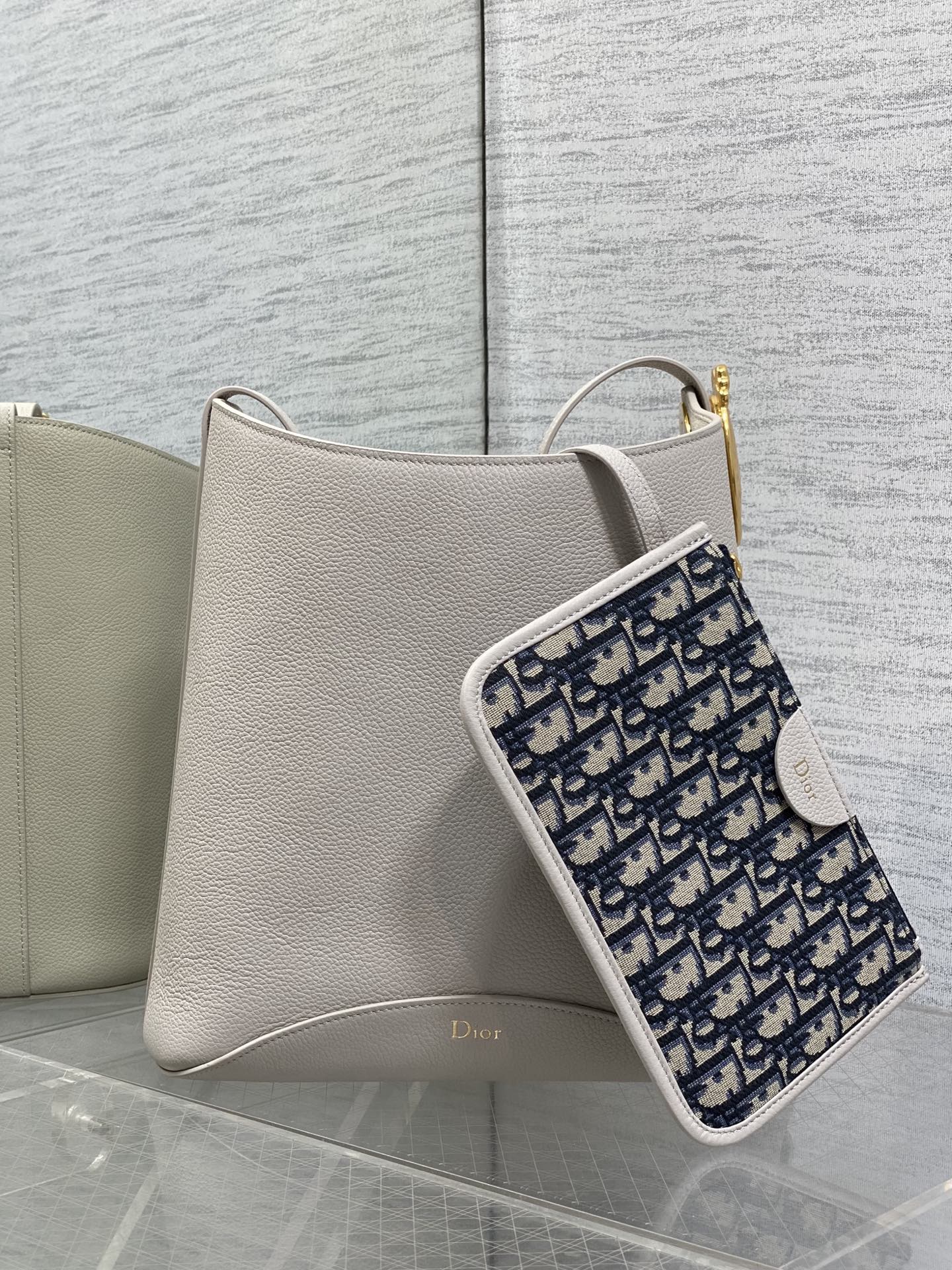 NO:894062,Rock gray ready-made Dior Medaillon large bucket bag for spring and summer. Soft grained cow leather, super texture. Simple and elegant bag shape, full of high-end sense. The shoulder straps are matched with classic mirror hardware buckles, elegant and modern. The large capacity can store various daily travel items. The design of the adjustable shoulder straps creates a variety of shoulder styles. It is suitable for commuting and leisure travel 1532  size:26.5x26x15cm, 2026 spring and summer new style, dior, cowhide, Hermes,19860909岩石灰现货 Dior Medaillon大号水桶包春夏新款 柔软的颗粒面牛皮革,超级有质感 简洁又大气的包形,满满的高级感 肩带搭配经典镜子五金扣,优雅又摩登 超大的容量可收纳各种日常出行用品 可调节肩带的设计打造多种肩背造型 无论是通勤和休闲出行都很合适 1532 size:26.5x26x15cm,2026春夏新款,dior,cowhide,Hermes,,Bag