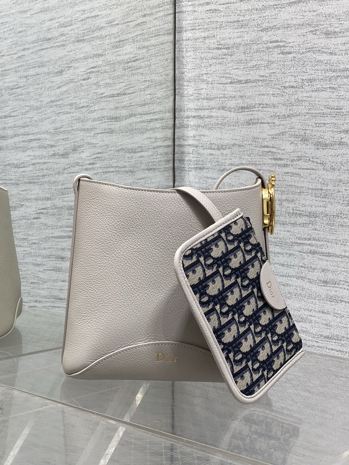 NO:894064,Rock gray ready-made Dior Medaillon small bucket bag for spring and summer. Soft grained cow leather, super textured. Simple and elegant bag shape, full of high-end sense. The shoulder straps are matched with classic mirror hardware buckles, elegant and modern. The large capacity can store various daily travel items. The design of the adjustable shoulder straps creates a variety of shoulder styles. It is suitable for both commuting and leisure travel. 1531  size:19.5x18.5x11.5cm, 2026 spring and summer new style, dior, cowhide, Hermes,19860909岩石灰现货 Dior Medaillon小号水桶包春夏新款 柔软的颗粒面牛皮革,超级有质感 简洁又大气的包形,满满的高级感 肩带搭配经典镜子五金扣,优雅又摩登 超大的容量可收纳各种日常出行用品 可调节肩带的设计打造多种肩背造型 无论是通勤和休闲出行都很合适 1531 size:19.5x18.5x11.5cm,2026春夏新款,dior,cowhide,Hermes,,Bag