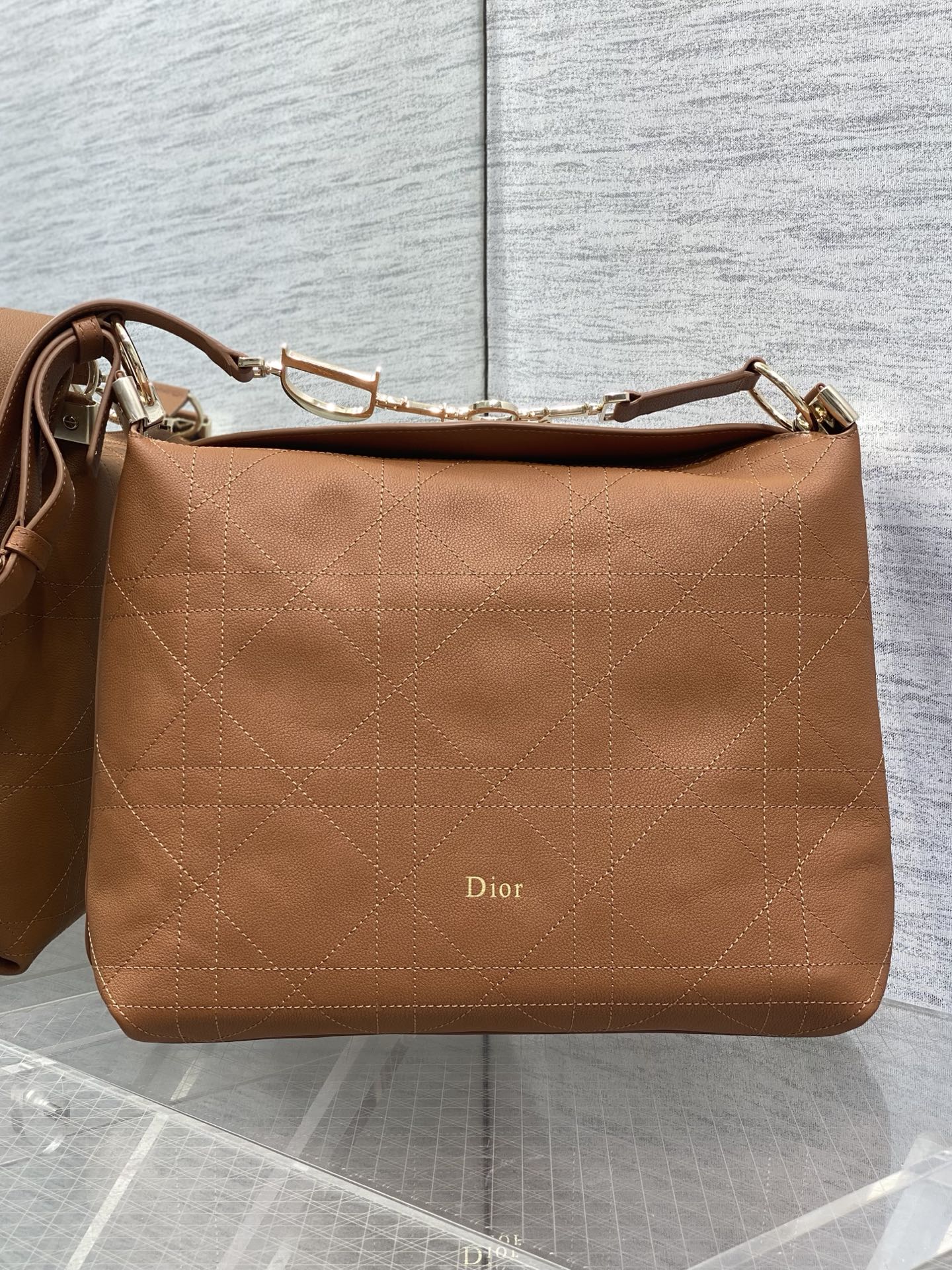 NO:894066,Diorly's new spring and summer medium-sized series in stock. Soft nubuck cow leather, super texture. Simple and elegant bag shape, full of high-end sense. The shoulder straps are equipped with classic gold letter buckles, elegant and modern. The large capacity can store various daily travel items. The design of the adjustable shoulder straps creates a variety of shoulder styles. It is suitable for both commuting and leisure travel. 1412  size:31.5x8x25cm, 2026 spring and summer new style, dior, cowhide, Hermes,19860909现货 Diorly 春夏新款中号系列 柔软的磨砂牛皮革,超级有质感 简洁又大气的包形,满满的高级感 肩带搭配经典金色字母扣,优雅又摩登 超大的容量可收纳各种日常出行用品 可调节肩带的设计打造多种肩背造型 无论是通勤和休闲出行都很合适 1412 size:31.5x8x25cm,2026春夏新款,dior,cowhide,Hermes,,Bag