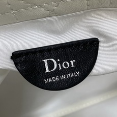 现货‼️ Dior Adiorable最新款菱格纹福袋,采用柔软皮革+经典菱格纹缝线,搭配蝴蝶结和金属吊饰,优雅精致✨。 现货‼️ Dior Adiorable最新款菱格纹福袋,采用柔软皮革+经典菱格纹缝线,搭配蝴蝶结和金属吊饰,优雅精致✨。