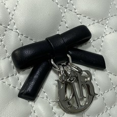 现货‼️ Dior Adiorable最新款菱格纹福袋,采用柔软皮革+经典菱格纹缝线,搭配蝴蝶结和金属吊饰,优雅精致✨。 现货‼️ Dior Adiorable最新款菱格纹福袋,采用柔软皮革+经典菱格纹缝线,搭配蝴蝶结和金属吊饰,优雅精致✨。
