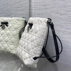 现货‼️ Dior Adiorable最新款菱格纹福袋,采用柔软皮革+经典菱格纹缝线,搭配蝴蝶结和金属吊饰,优雅精致✨。 现货‼️ Dior Adiorable最新款菱格纹福袋,采用柔软皮革+经典菱格纹缝线,搭配蝴蝶结和金属吊饰,优雅精致✨。