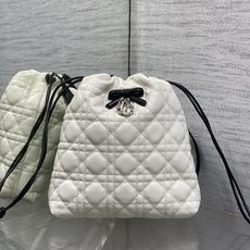 现货‼️ Dior Adiorable最新款菱格纹福袋,采用柔软皮革+经典菱格纹缝线,搭配蝴蝶结和金属吊饰,优雅精致✨。 现货‼️ Dior Adiorable最新款菱格纹福袋,采用柔软皮革+经典菱格纹缝线,搭配蝴蝶结和金属吊饰,优雅精致✨。