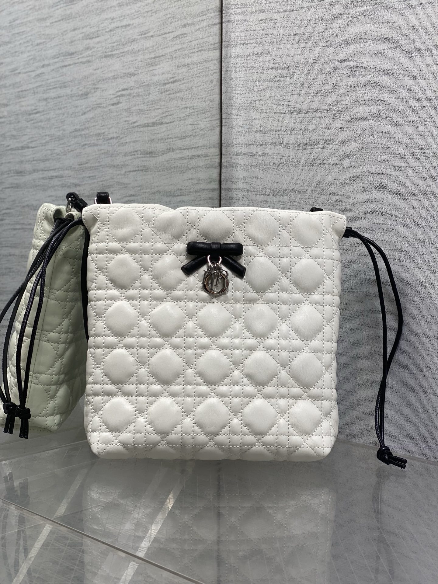 NO:894069,In stock, Dior Adiorable's latest diamond pattern lucky bag is made of soft leather + classic diamond pattern stitching, with bows and metal pendants. It is elegant and refined. The drawstring drawstring design is safe and convenient, and can be easily used for commuting and leisure. It is very suitable for spring and summer. It can be easily held whether in casual or formal wear. It is practical and fashionable!  2611 Size; 20*22*5.5cm, new bow bag, dior, Hermes,19860909现货 Dior Adiorable最新款菱格纹福袋,采用柔软皮革+经典菱格纹缝线,搭配蝴蝶结和金属吊饰,优雅精致.抽绳束口设计,安全又方便,通勤休闲都能轻松驾驭.春夏季节超适合,无论休闲还是正式穿搭都能轻松hold住,实用又时髦！ 2611 Size；20*22*5.5cm,新款蝴蝶结包,dior,Hermes,,Bag