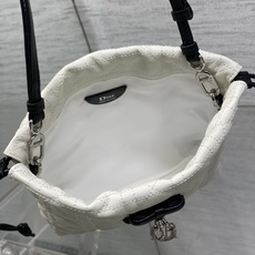 现货‼️ Dior Adiorable最新款菱格纹福袋,采用柔软皮革+经典菱格纹缝线,搭配蝴蝶结和金属吊饰,优雅精致✨。 现货‼️ Dior Adiorable最新款菱格纹福袋,采用柔软皮革+经典菱格纹缝线,搭配蝴蝶结和金属吊饰,优雅精致✨。