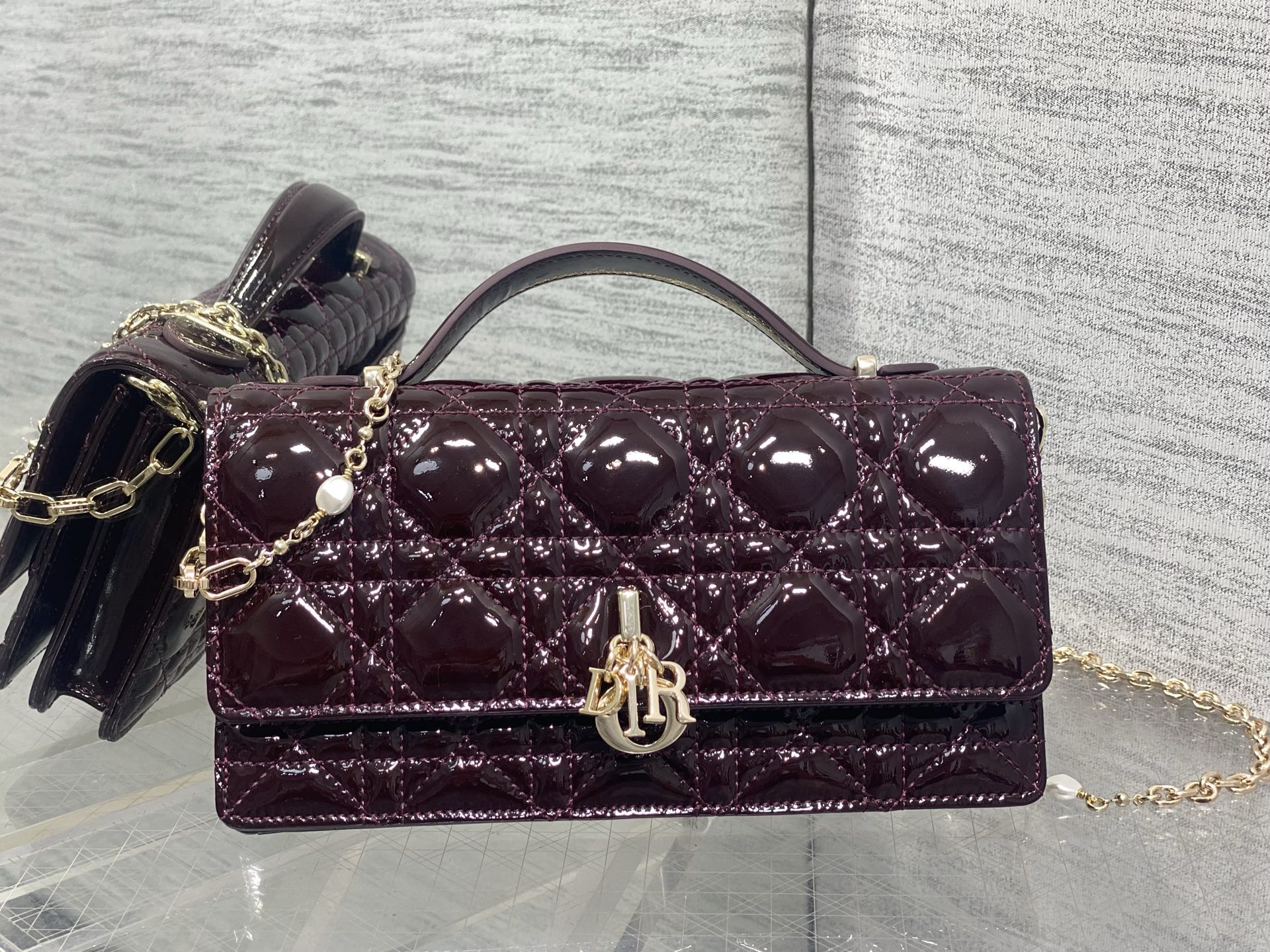 NO:894523,Patent leather in stock. The latest pearl chain clutch bag from Brick Cabinet features the iconic rattan pattern, classic letter charms, unique handle design, and soft sheepskin. It is elegant and fashionable. The highlight is the beautiful pearl chain, which makes the entire bag more refined. There are multiple compartments and card slots inside, which are both exquisite and practical. Size: 21*11*5cm, new bow bag, handbag, sheepskin, Hermes,19860909漆皮现货 砖柜最新珍珠链条手拿包标志性的藤纹格,经典的字母吊饰 ,别致的手柄设计,搭配柔软的羊皮,优雅又时尚 ,亮点在于绝美的珍珠链条 ,令整个包更加的精致,内里多个隔层和卡槽,精美之余又实用度满满的 size:21*11*5cm,新款蝴蝶结包,handbag,sheepskin,Hermes,,Bag