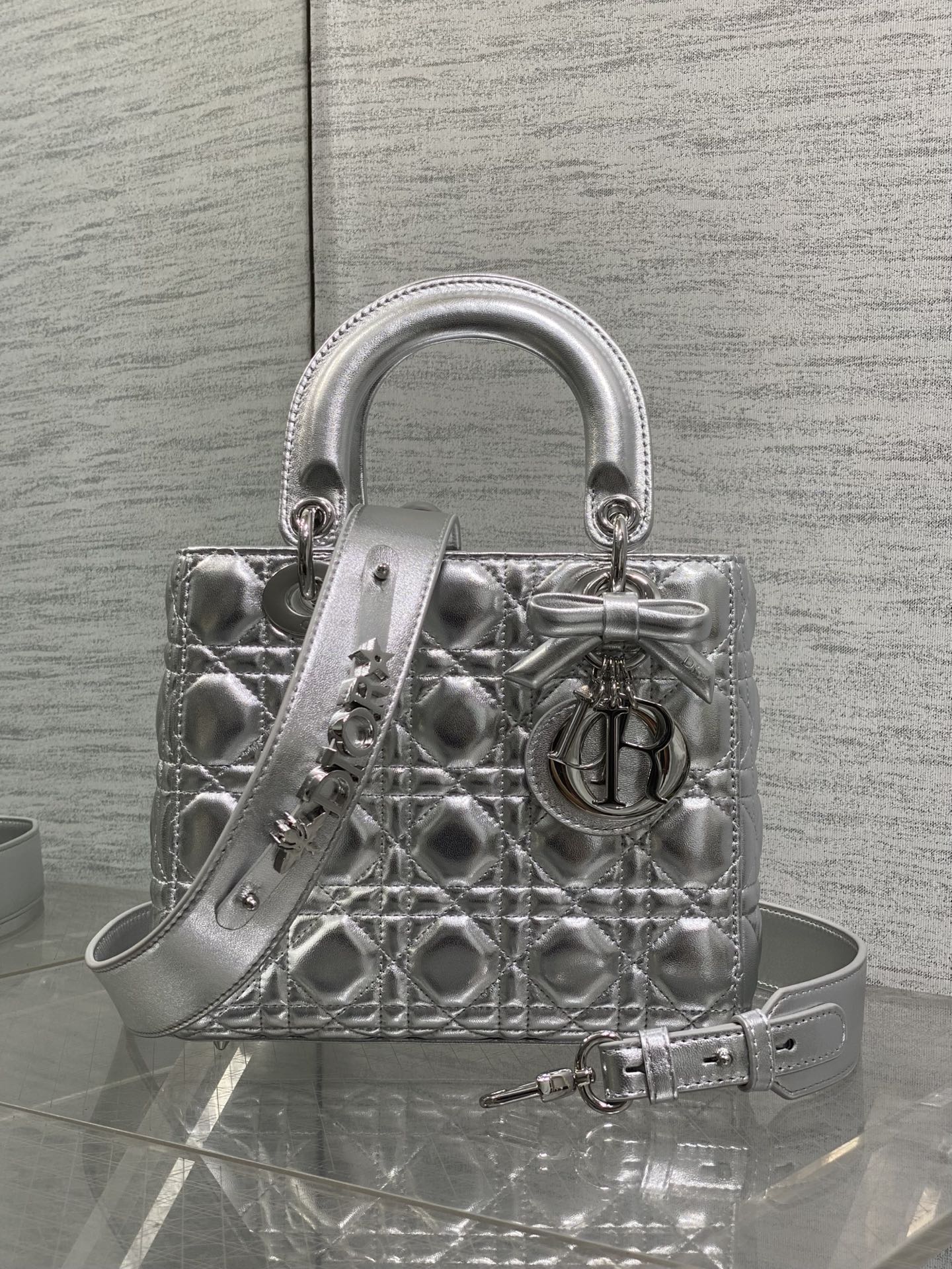 NO:894554,In stock, Lady's latest four-lattice bow Diana bag is carefully made of lambskin. It is a must-have Princess Diana bag for everyone. Charming, elegant and full of aura, it is also full of femininity when carried cross-body, classic fashion style. It is a beautiful bag that everyone has in their hands on Instagram and many fashion icons. Don't miss it. Size 20*17*8cm, new bow bag, sheepskin, Hermes,19860909现货 Lady最新款四格蝴蝶结戴妃包,采用小羊皮精心制作、人手一个必备的戴妃包.迷人优雅又气场十足,斜挎手拎也是女人味十足,经典时尚风格.ins和众多时尚icon都人手一个的美包,别错过哦 size20*17*8cm,新款蝴蝶结包,sheepskin,Hermes,,Bag