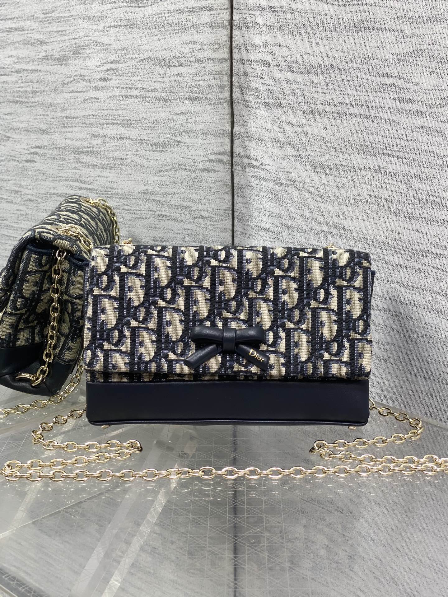NO:894610,Blue cloth in stock. Brick cabinet's latest bow chain WOC. Iconic rattan lattice, classic letter pendant. Unique bow design, using classic Obliaue fabric. Elegant and fashionable. The highlight is the beautiful bow chain. It makes the whole bag more refined. There are multiple compartments and card slots inside. It is exquisite and full of practicality. Size 21*11.5*7cm, new bow bag, Hermes,19860909蓝布现货 砖柜最新蝴蝴结链条WOC 标志性的藤纹格,经典的字母吊饰 别致的蝴蝶结设计,采用经典Obliaue面料 优雅又时尚,亮点在于绝美的蝴蝶结链条 令整个包更加的精致,内里多个隔层和卡槽,精美之余又实用度满满的 size21*11.5*7cm,新款蝴蝶结包,Hermes,,Bag