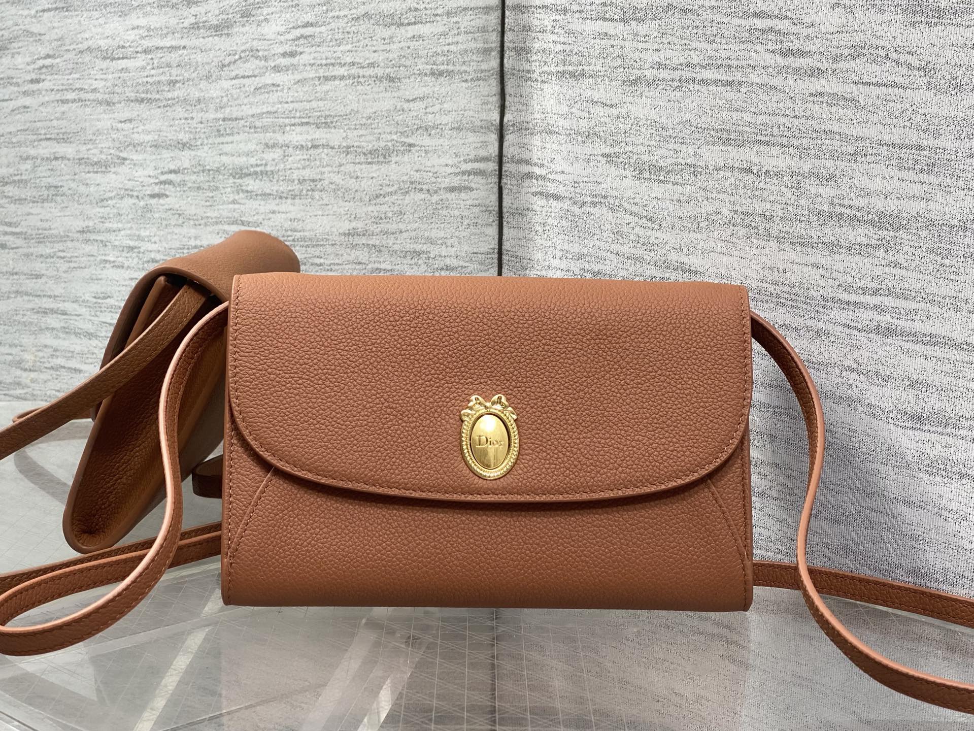 NO:894072,The chip model is in stock. The latest Medaillon series. Simple and noble bag shape, French oval mirror body. It has a unique French elegance and romantic temperament. Made of grained cowhide, the more it looks more attractive. The shoulder strap can be adjusted in length. It can be worn on the shoulder and cross-body. The back and upper body are full of French sweet girl feeling. size: 23*16*6.5cm 2223, Miss caro chain bag, cowhide, Hermes,19860909芯片款现货 最新款Medaillon系列 简洁的贵气的包型,法式椭圆镜身 属于法式独有的优雅和浪漫气质 采用颗粒面牛皮制作越看越耐看 肩带可以调节长短 可肩背斜挎 背上身就是满满的法式甜妹感 size:23*16*6.5cm 2223,Miss caro链条包,cowhide,Hermes,,Bag
