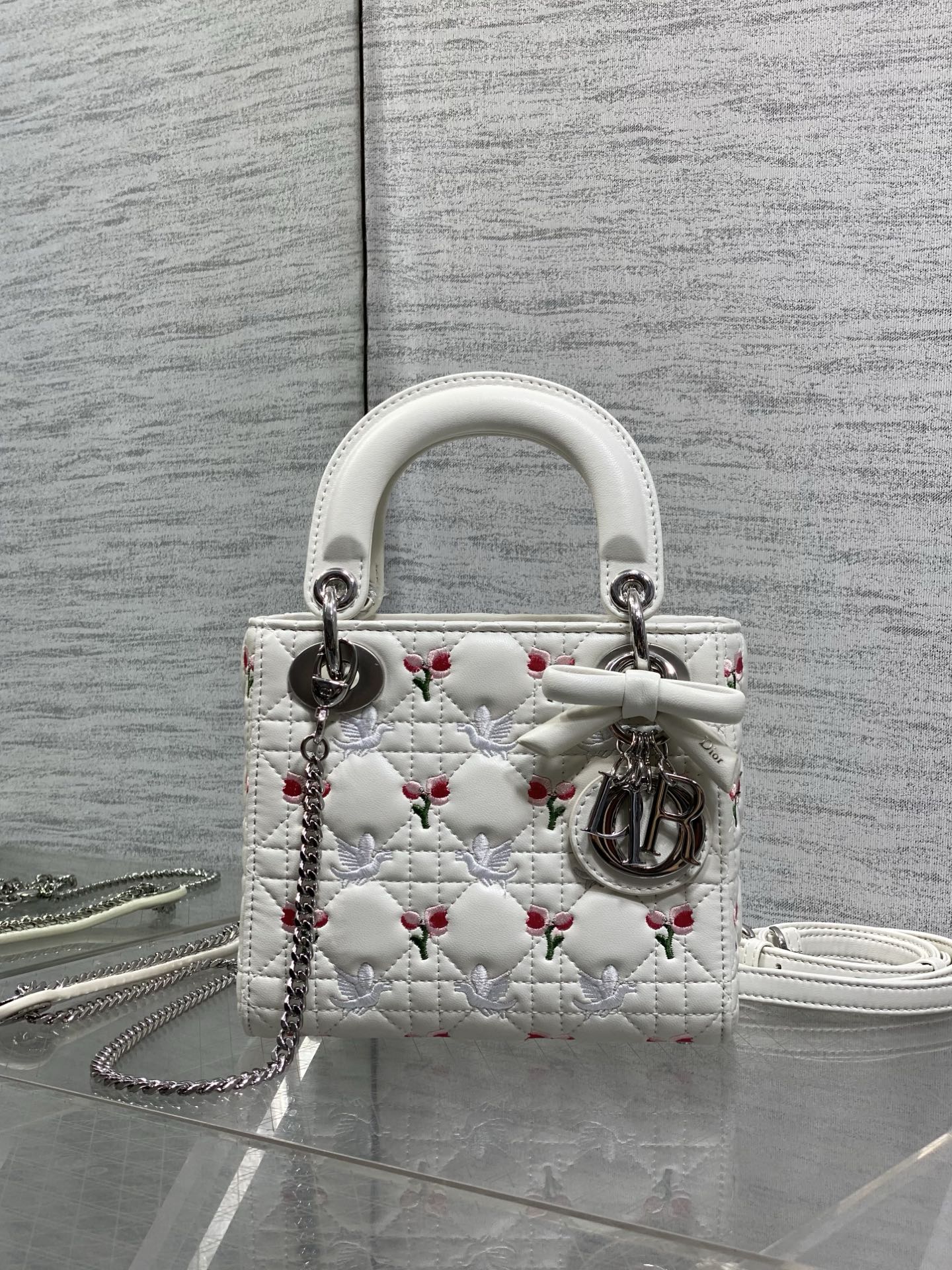 NO:894085,In stock, Lady's latest white dove and tulip Princess Diana bag, a must-have Princess Diana bag for everyone. Charming, elegant and full of aura, it is also full of femininity when carried cross-body, classic fashion style. It is a beautiful bag that everyone has on Instagram and many fashion icons, don't miss it. Size 17cm, new bow bag, Hermes,19860909现货 Lady最新白鸽与郁金香戴妃包,人手一个必备的戴妃包.迷人优雅又气场十足,斜挎手拎也是女人味十足,经典时尚风格.ins和众多时尚icon都人手一个的美包,别错过哦 size17cm,新款蝴蝶结包,Hermes,,Bag