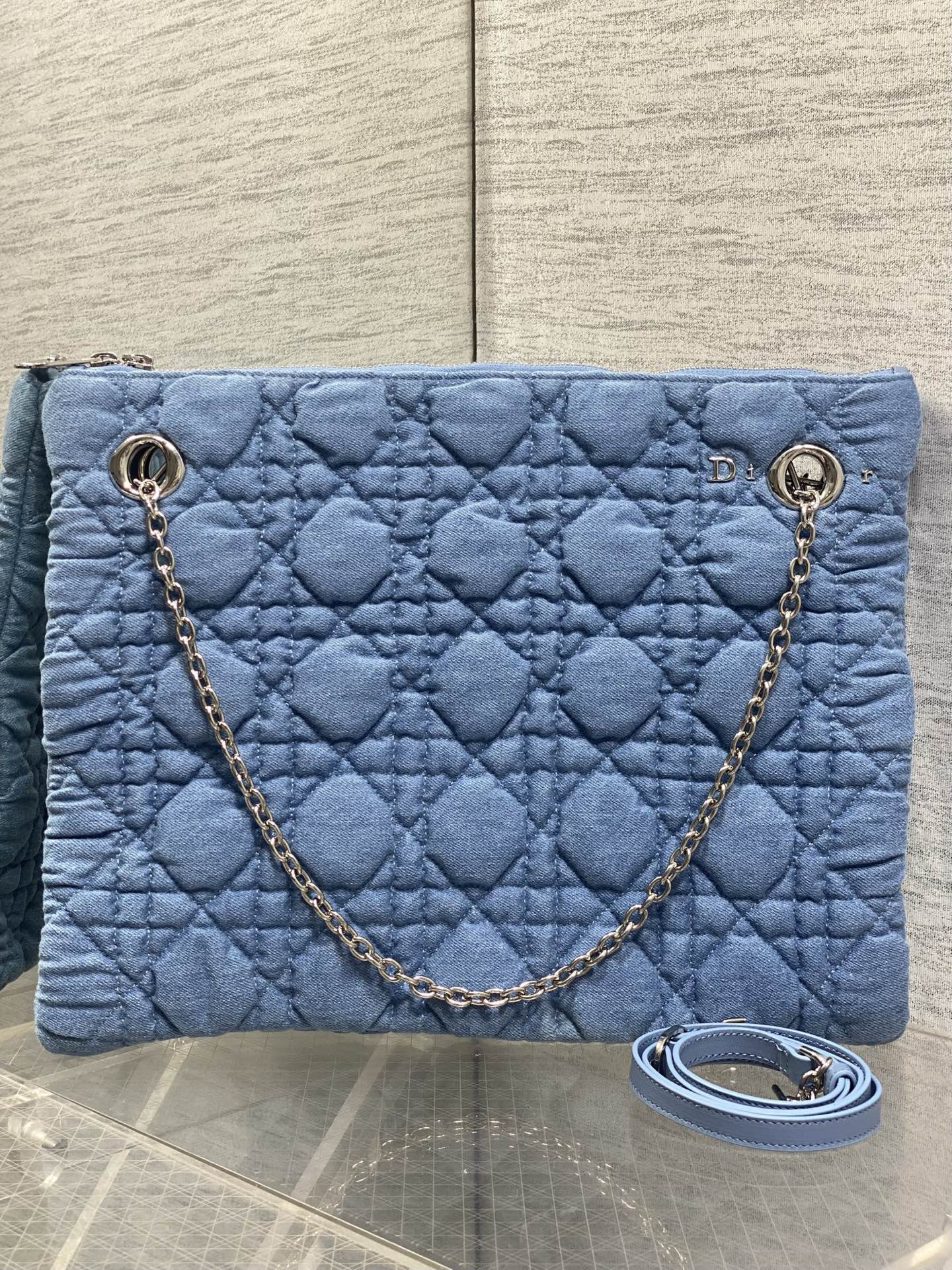 NO:894090,Large size in stock Dior 2026 early autumn series Crunchy handbag, made of soft calfskin, Cannage pattern quilting technology, soft to the touch and three-dimensional. Metal chain shoulder strap + adjustable leather shoulder strap, it is OK to carry it on the hand, on the shoulder, or cross-body!  The burgundy color is elegant and retro, with a moderate size and can be easily used for commuting and leisure. The Cannage pattern is inspired by the classic elements of Dior in 1947. It is highly recognizable as a brand, practical and fashionable. It is a must-have item for fashion lovers!  3125 Size; 38*28.5*5cm, Crunchy bag, dior, cowhide, Hermes,19860909大号现货 Dior 2026早秋系列Crunchy手袋,采用柔软小牛皮,Cannage藤格纹绗缝工艺,触感柔软有立体感.金属链条肩带+可调节皮革肩带,手提、单肩、斜挎都OK！酒红色优雅复古,尺寸适中,通勤休闲都能轻松驾驭.Cannage图案灵感源自1947年Dior经典元素,品牌辨识度超高,实用又时髦,是时尚爱好者必入热门单品！3125 Size；38*28.5*5cm,Crunchy慵懒包,dior,cowhide,Hermes,,Bag
