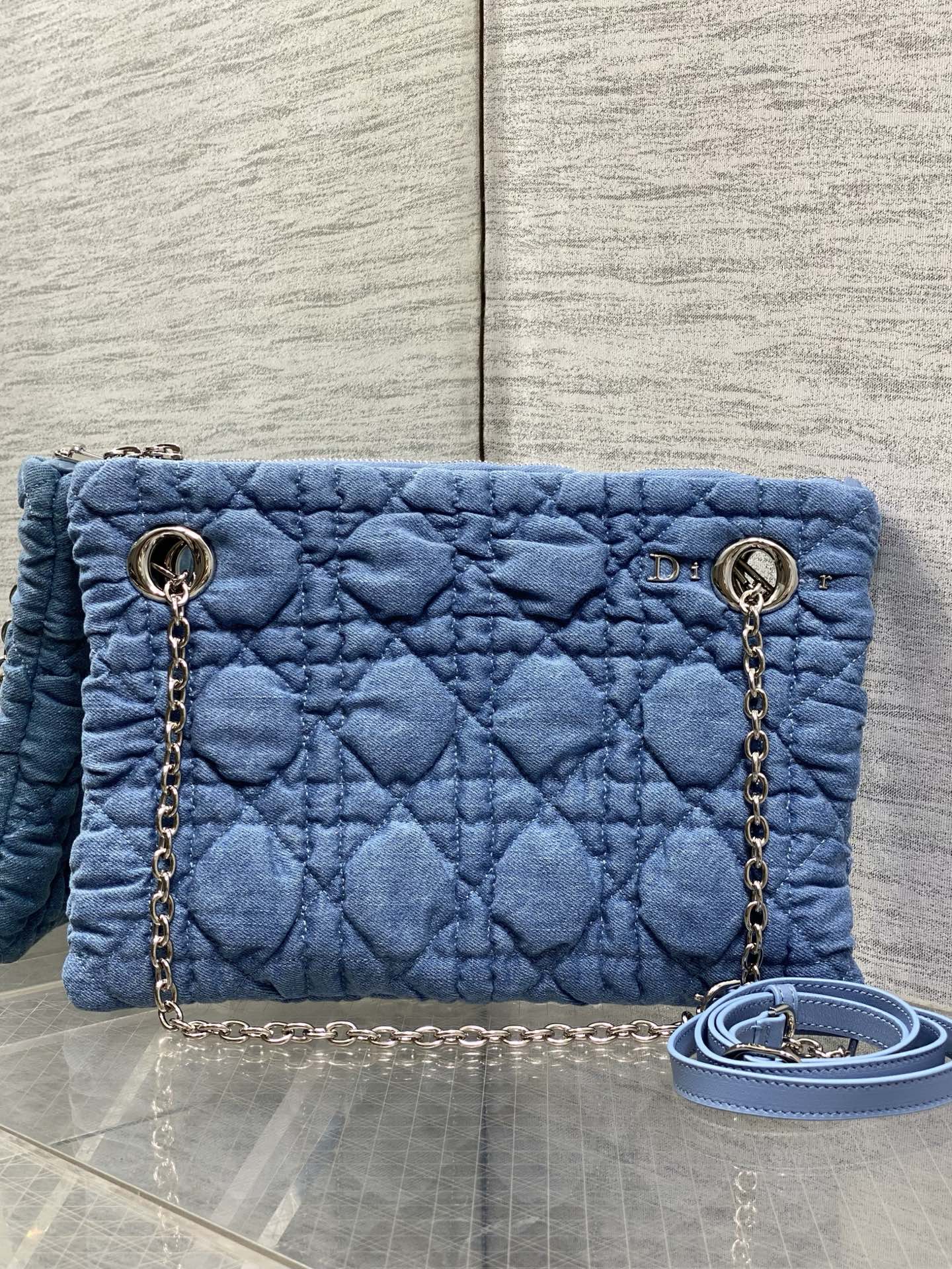 NO:894097,Small size in stock Dior 2026 early autumn series Crunchy handbag, made of soft calfskin, Cannage pattern quilting technology, soft to the touch and three-dimensional. Metal chain shoulder strap + adjustable leather shoulder strap, suitable for hand-held, single-shoulder or cross-body wear!  The burgundy color is elegant and retro, with a moderate size and can be easily used for commuting and leisure. The Cannage pattern is inspired by the classic elements of Dior in 1947. It is highly recognizable as a brand, practical and fashionable. It is a must-have item for fashion lovers!  3127 Size; 33*24*5cm, Crunchy bag, dior, cowhide, Hermes,19860909小号现货 Dior 2026早秋系列Crunchy手袋,采用柔软小牛皮,Cannage藤格纹绗缝工艺,触感柔软有立体感.金属链条肩带+可调节皮革肩带,手提、单肩、斜挎都OK！酒红色优雅复古,尺寸适中,通勤休闲都能轻松驾驭.Cannage图案灵感源自1947年Dior经典元素,品牌辨识度超高,实用又时髦,是时尚爱好者必入热门单品！3127 Size；33*24*5cm,Crunchy慵懒包,dior,cowhide,Hermes,,Bag