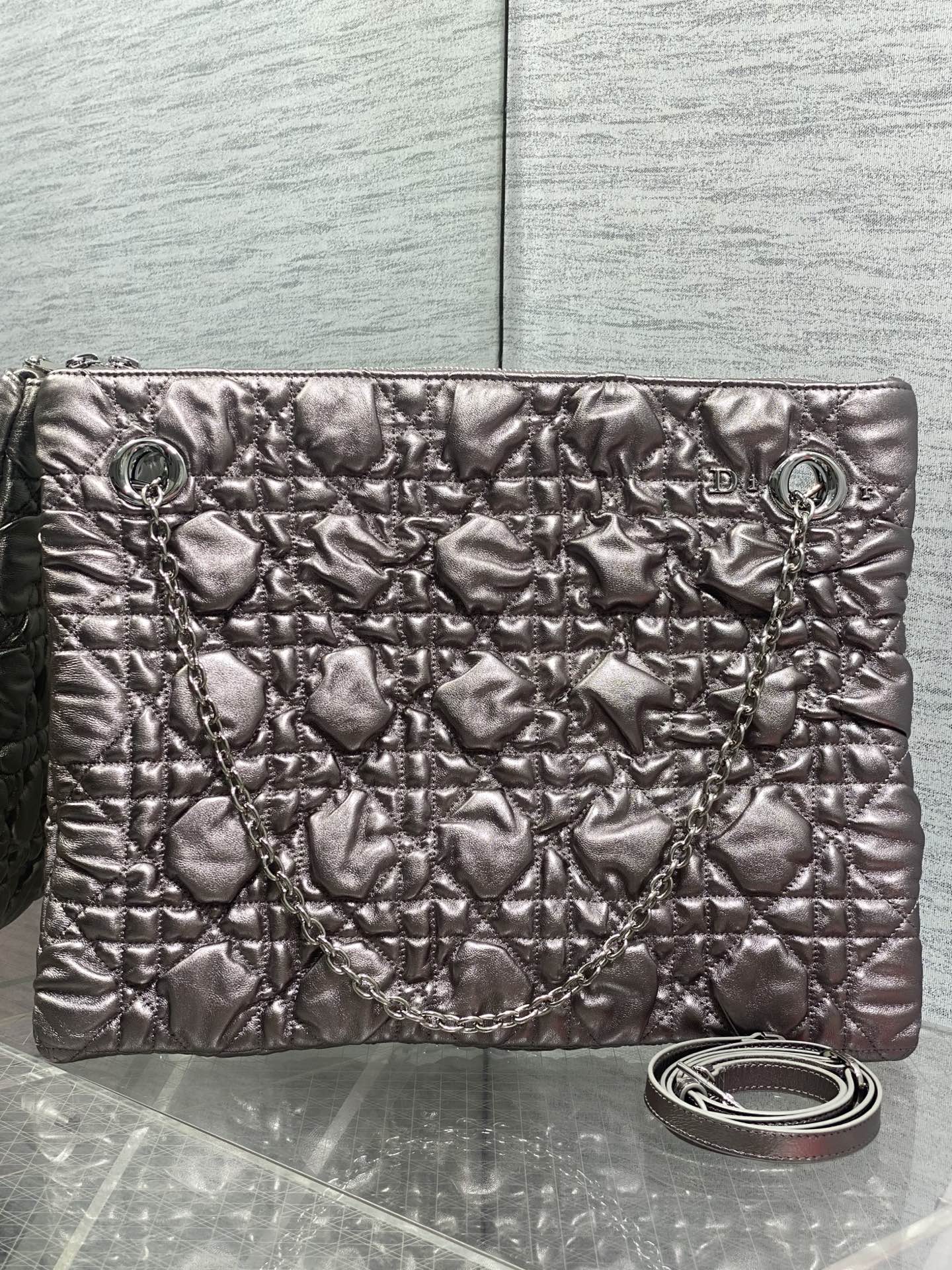NO:894101,Large size in stock Dior 2026 early autumn series Crunchy handbag, made of soft calfskin, Cannage pattern quilting technology, soft to the touch and three-dimensional. Metal chain shoulder strap + adjustable leather shoulder strap, it is OK to carry it on the hand, on the shoulder, or cross-body!  The burgundy color is elegant and retro, with a moderate size and can be easily used for commuting and leisure. The Cannage pattern is inspired by the classic elements of Dior in 1947. It is highly recognizable as a brand, practical and fashionable. It is a must-have item for fashion lovers!  3125 Size; 38*28.5*5cm, Crunchy bag, dior, cowhide, Hermes,19860909大号现货 Dior 2026早秋系列Crunchy手袋,采用柔软小牛皮,Cannage藤格纹绗缝工艺,触感柔软有立体感.金属链条肩带+可调节皮革肩带,手提、单肩、斜挎都OK！酒红色优雅复古,尺寸适中,通勤休闲都能轻松驾驭.Cannage图案灵感源自1947年Dior经典元素,品牌辨识度超高,实用又时髦,是时尚爱好者必入热门单品！3125 Size；38*28.5*5cm,Crunchy慵懒包,dior,cowhide,Hermes,,Bag