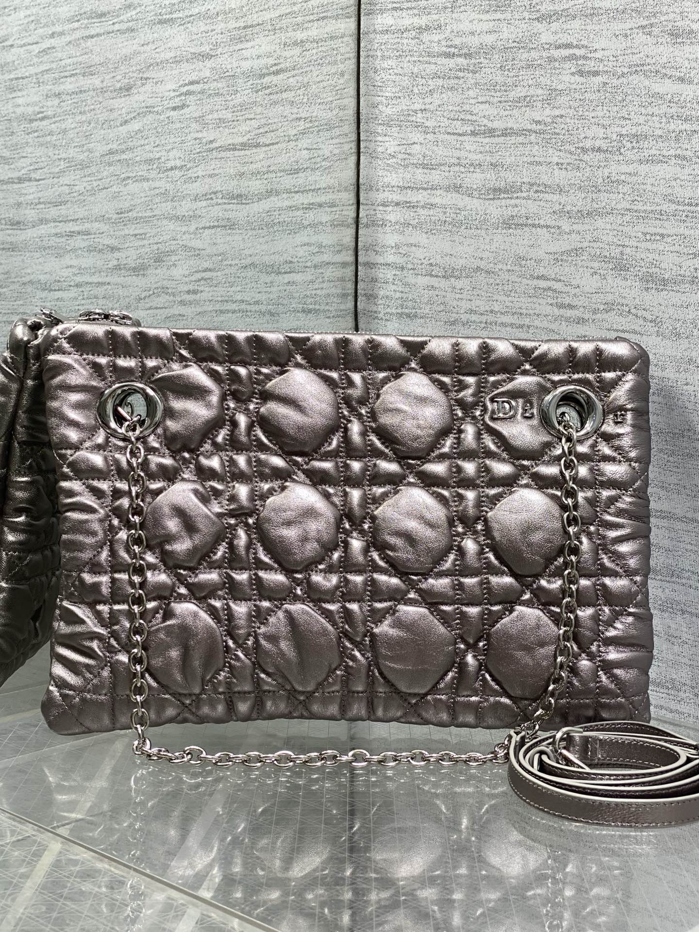 NO:894105,Small size in stock Dior 2026 early autumn series Crunchy handbag, made of soft calfskin, Cannage pattern quilting technology, soft to the touch and three-dimensional. Metal chain shoulder strap + adjustable leather shoulder strap, suitable for hand-held, single-shoulder or cross-body wear!  The burgundy color is elegant and retro, with a moderate size and can be easily used for commuting and leisure. The Cannage pattern is inspired by the classic elements of Dior in 1947. It is highly recognizable as a brand, practical and fashionable. It is a must-have item for fashion lovers!  3127 Size; 33*24*5cm, Crunchy bag, dior, cowhide, Hermes,19860909小号现货 Dior 2026早秋系列Crunchy手袋,采用柔软小牛皮,Cannage藤格纹绗缝工艺,触感柔软有立体感.金属链条肩带+可调节皮革肩带,手提、单肩、斜挎都OK！酒红色优雅复古,尺寸适中,通勤休闲都能轻松驾驭.Cannage图案灵感源自1947年Dior经典元素,品牌辨识度超高,实用又时髦,是时尚爱好者必入热门单品！3127 Size；33*24*5cm,Crunchy慵懒包,dior,cowhide,Hermes,,Bag