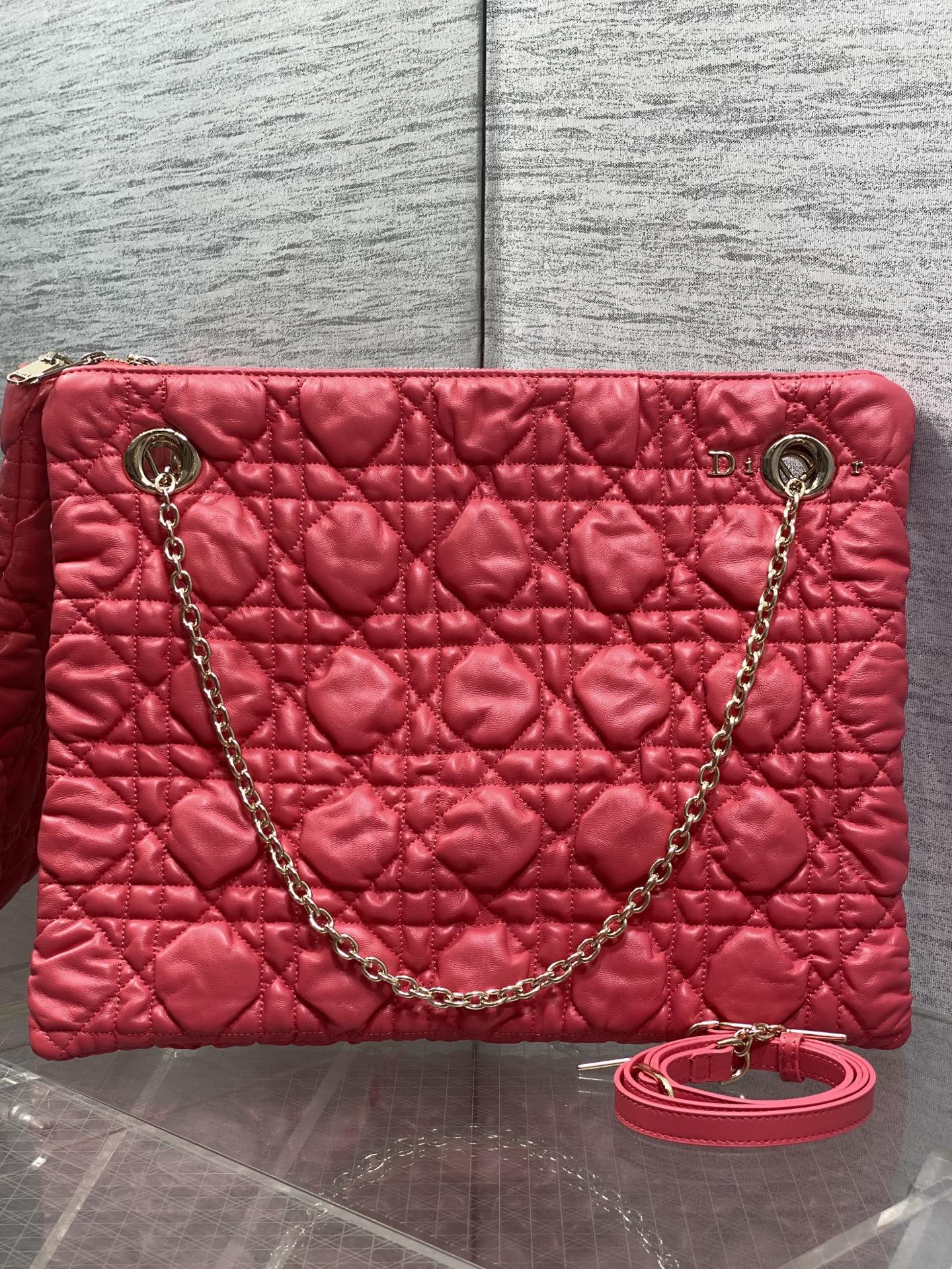 NO:894108,Large size in stock Dior 2026 early autumn series Crunchy handbag, made of soft calfskin, Cannage pattern quilting technology, soft to the touch and three-dimensional. Metal chain shoulder strap + adjustable leather shoulder strap, it is OK to carry it on the hand, on the shoulder, or cross-body!  The burgundy color is elegant and retro, with a moderate size and can be easily used for commuting and leisure. The Cannage pattern is inspired by the classic elements of Dior in 1947. It is highly recognizable as a brand, practical and fashionable. It is a must-have item for fashion lovers!  3125 Size; 38*28.5*5cm, Crunchy bag, dior, cowhide, Hermes,19860909大号现货 Dior 2026早秋系列Crunchy手袋,采用柔软小牛皮,Cannage藤格纹绗缝工艺,触感柔软有立体感.金属链条肩带+可调节皮革肩带,手提、单肩、斜挎都OK！酒红色优雅复古,尺寸适中,通勤休闲都能轻松驾驭.Cannage图案灵感源自1947年Dior经典元素,品牌辨识度超高,实用又时髦,是时尚爱好者必入热门单品！3125 Size；38*28.5*5cm,Crunchy慵懒包,dior,cowhide,Hermes,,Bag