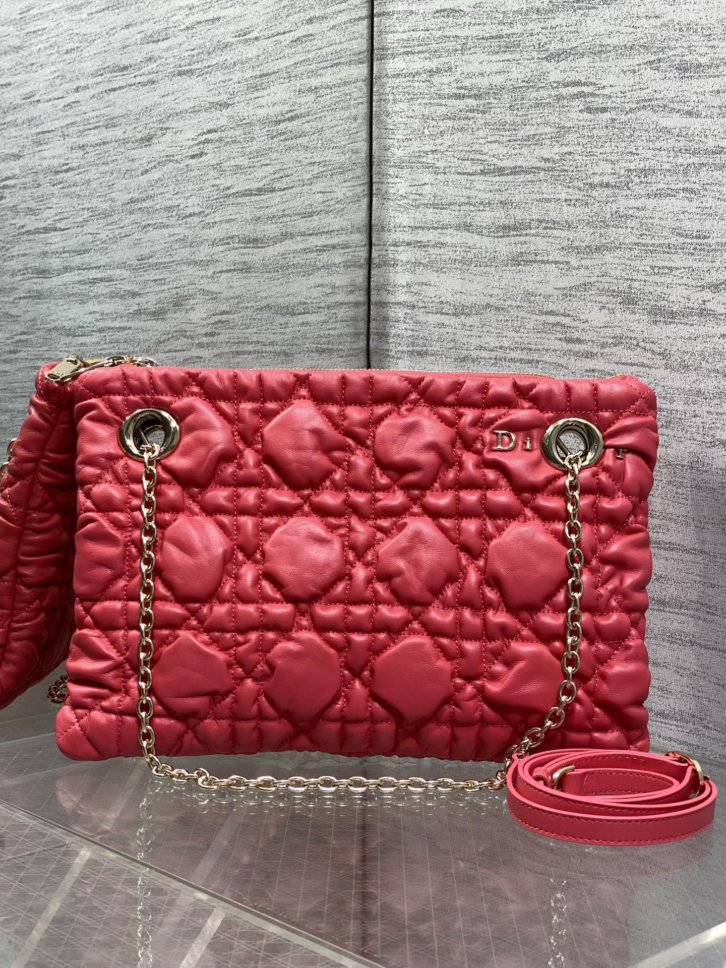 NO:894113,Small size in stock Dior 2026 early autumn series Crunchy handbag, made of soft calfskin, Cannage pattern quilting technology, soft to the touch and three-dimensional. Metal chain shoulder strap + adjustable leather shoulder strap, suitable for hand-held, single-shoulder or cross-body wear!  The burgundy color is elegant and retro, with a moderate size and can be easily used for commuting and leisure. The Cannage pattern is inspired by the classic elements of Dior in 1947. It is highly recognizable as a brand, practical and fashionable. It is a must-have item for fashion lovers!  3127 Size; 33*24*5cm, Crunchy bag, dior, cowhide, Hermes,19860909小号现货 Dior 2026早秋系列Crunchy手袋,采用柔软小牛皮,Cannage藤格纹绗缝工艺,触感柔软有立体感.金属链条肩带+可调节皮革肩带,手提、单肩、斜挎都OK！酒红色优雅复古,尺寸适中,通勤休闲都能轻松驾驭.Cannage图案灵感源自1947年Dior经典元素,品牌辨识度超高,实用又时髦,是时尚爱好者必入热门单品！3127 Size；33*24*5cm,Crunchy慵懒包,dior,cowhide,Hermes,,Bag