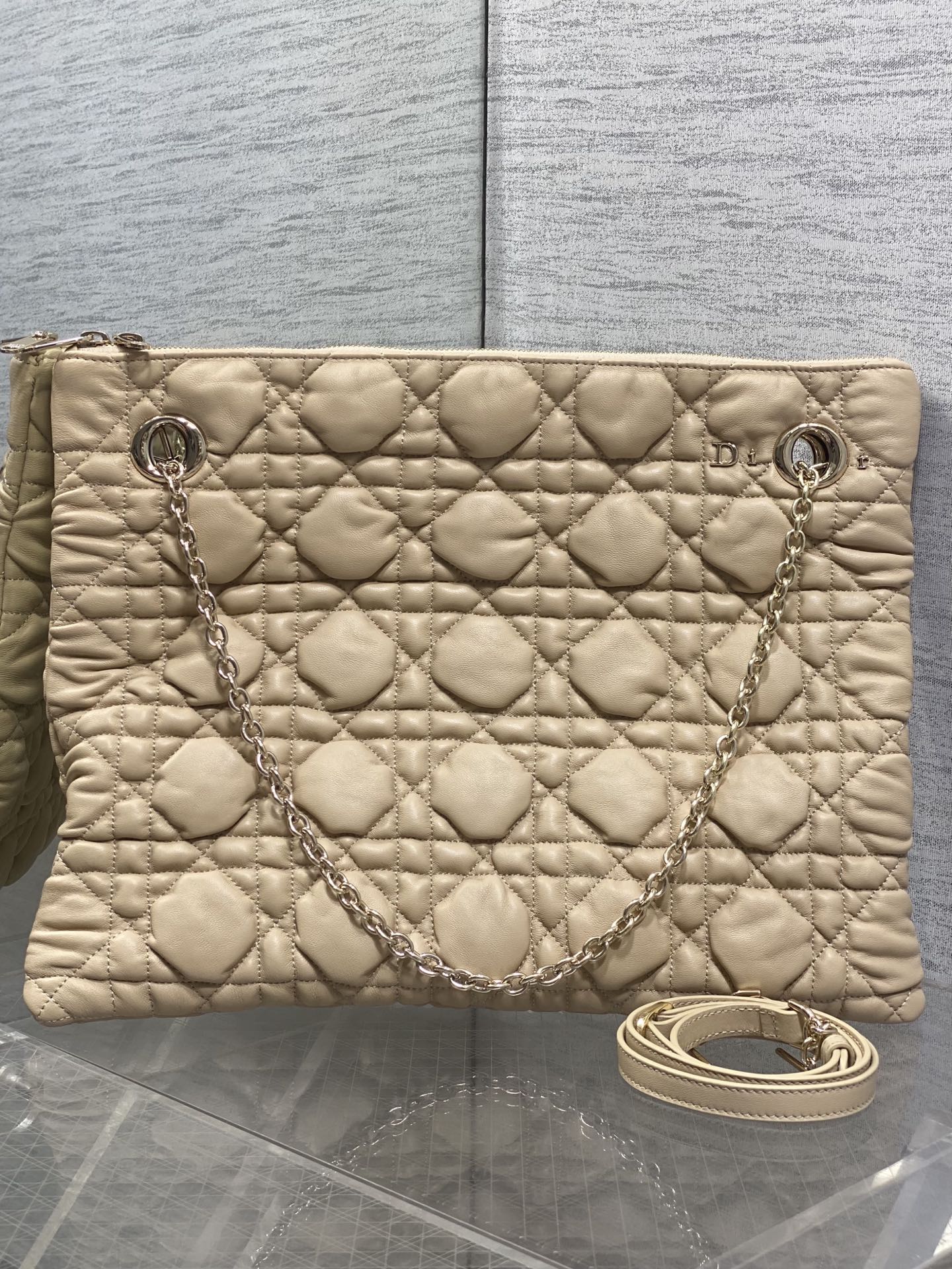 NO:894123,Large size in stock Dior 2026 early autumn series Crunchy handbag, made of soft calfskin, Cannage pattern quilting technology, soft to the touch and three-dimensional. Metal chain shoulder strap + adjustable leather shoulder strap, it is OK to carry it on the hand, on the shoulder, or cross-body!  The burgundy color is elegant and retro, with a moderate size and can be easily used for commuting and leisure. The Cannage pattern is inspired by the classic elements of Dior in 1947. It is highly recognizable as a brand, practical and fashionable. It is a must-have item for fashion lovers!  3125 Size; 38*28.5*5cm, Crunchy bag, dior, cowhide, Hermes,19860909大号现货 Dior 2026早秋系列Crunchy手袋,采用柔软小牛皮,Cannage藤格纹绗缝工艺,触感柔软有立体感.金属链条肩带+可调节皮革肩带,手提、单肩、斜挎都OK！酒红色优雅复古,尺寸适中,通勤休闲都能轻松驾驭.Cannage图案灵感源自1947年Dior经典元素,品牌辨识度超高,实用又时髦,是时尚爱好者必入热门单品！3125 Size；38*28.5*5cm,Crunchy慵懒包,dior,cowhide,Hermes,,Bag