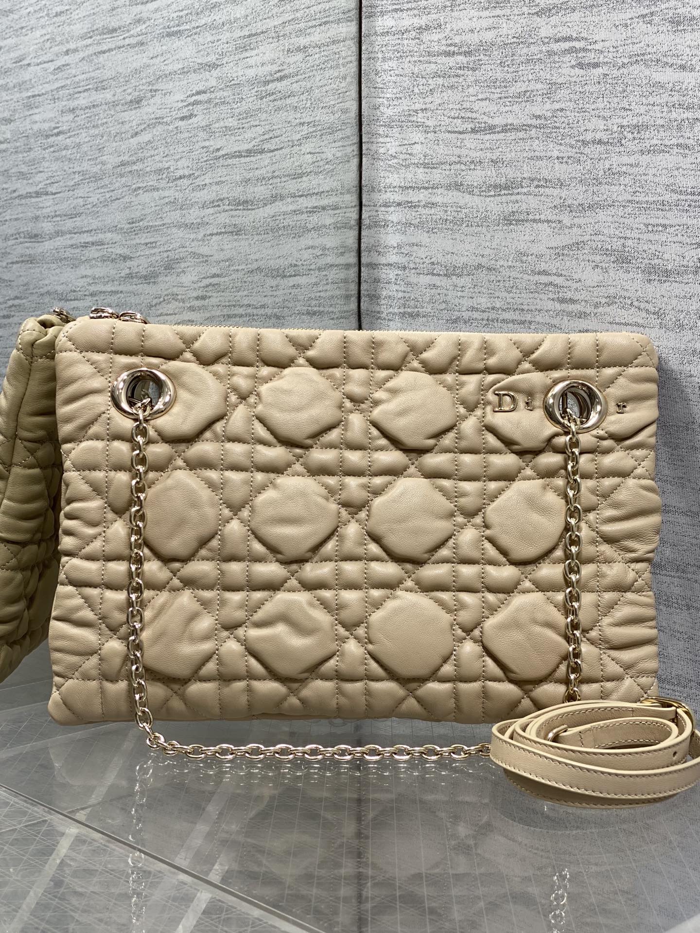 NO:894073,Small size in stock Dior 2026 early autumn series Crunchy handbag, made of soft calfskin, Cannage pattern quilting technology, soft to the touch and three-dimensional. Metal chain shoulder strap + adjustable leather shoulder strap, suitable for hand-held, single-shoulder or cross-body wear!  The burgundy color is elegant and retro, with a moderate size and can be easily used for commuting and leisure. The Cannage pattern is inspired by the classic elements of Dior in 1947. It is highly recognizable as a brand, practical and fashionable. It is a must-have item for fashion lovers!  3127 Size; 33*24*5cm, Crunchy bag, dior, cowhide, Hermes,19860909小号现货 Dior 2026早秋系列Crunchy手袋,采用柔软小牛皮,Cannage藤格纹绗缝工艺,触感柔软有立体感.金属链条肩带+可调节皮革肩带,手提、单肩、斜挎都OK！酒红色优雅复古,尺寸适中,通勤休闲都能轻松驾驭.Cannage图案灵感源自1947年Dior经典元素,品牌辨识度超高,实用又时髦,是时尚爱好者必入热门单品！3127 Size；33*24*5cm,Crunchy慵懒包,dior,cowhide,Hermes,,Bag