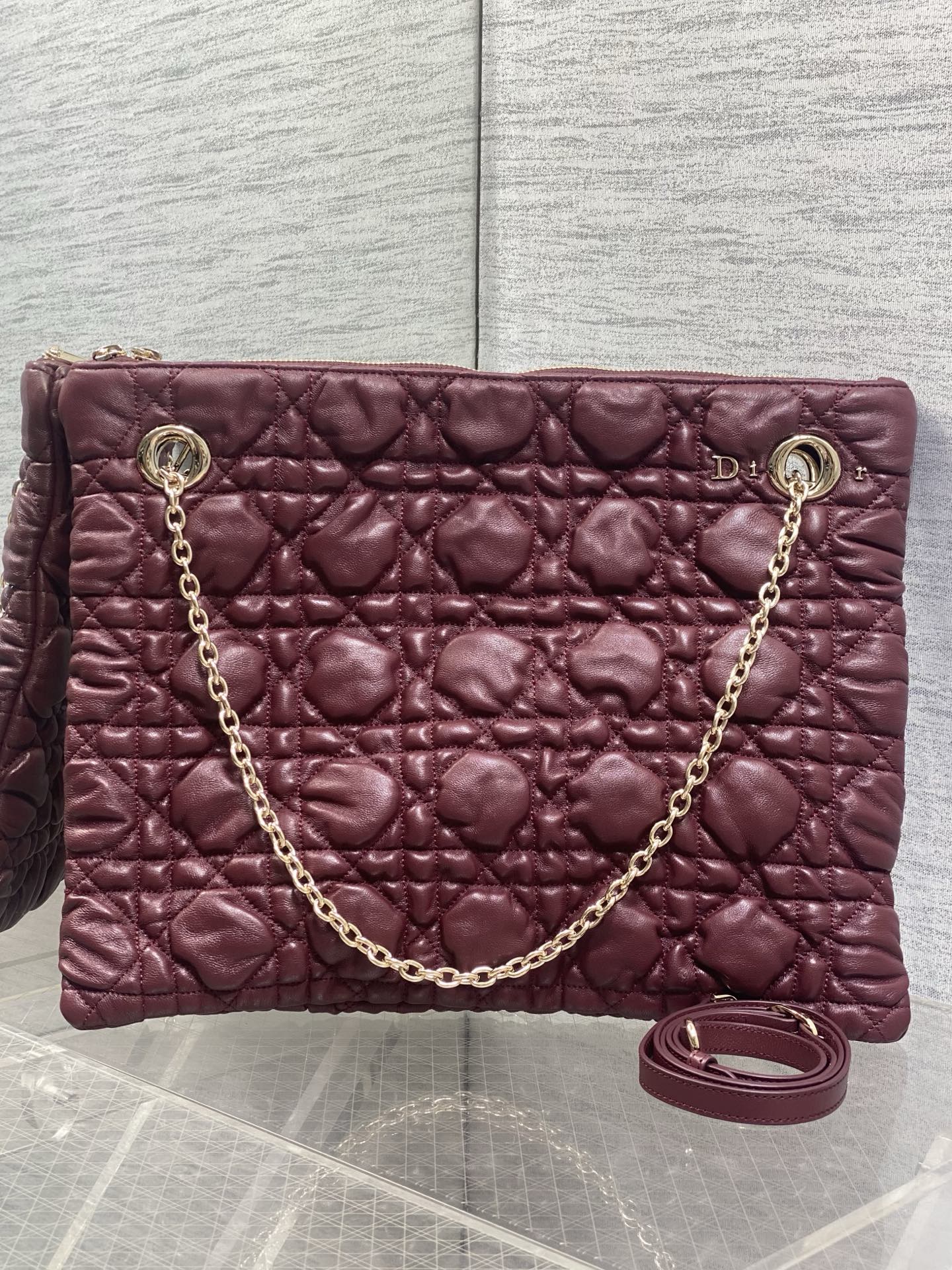 NO:894079,Large size in stock Dior 2026 early autumn series Crunchy handbag, made of soft calfskin, Cannage pattern quilting technology, soft to the touch and three-dimensional. Metal chain shoulder strap + adjustable leather shoulder strap, it is OK to carry it on the hand, on the shoulder, or cross-body!  The burgundy color is elegant and retro, with a moderate size and can be easily used for commuting and leisure. The Cannage pattern is inspired by the classic elements of Dior in 1947. It is highly recognizable as a brand, practical and fashionable. It is a must-have item for fashion lovers!  3125 Size; 38*28.5*5cm, Crunchy bag, dior, cowhide, Hermes,19860909大号现货 Dior 2026早秋系列Crunchy手袋,采用柔软小牛皮,Cannage藤格纹绗缝工艺,触感柔软有立体感.金属链条肩带+可调节皮革肩带,手提、单肩、斜挎都OK！酒红色优雅复古,尺寸适中,通勤休闲都能轻松驾驭.Cannage图案灵感源自1947年Dior经典元素,品牌辨识度超高,实用又时髦,是时尚爱好者必入热门单品！3125 Size；38*28.5*5cm,Crunchy慵懒包,dior,cowhide,Hermes,,Bag