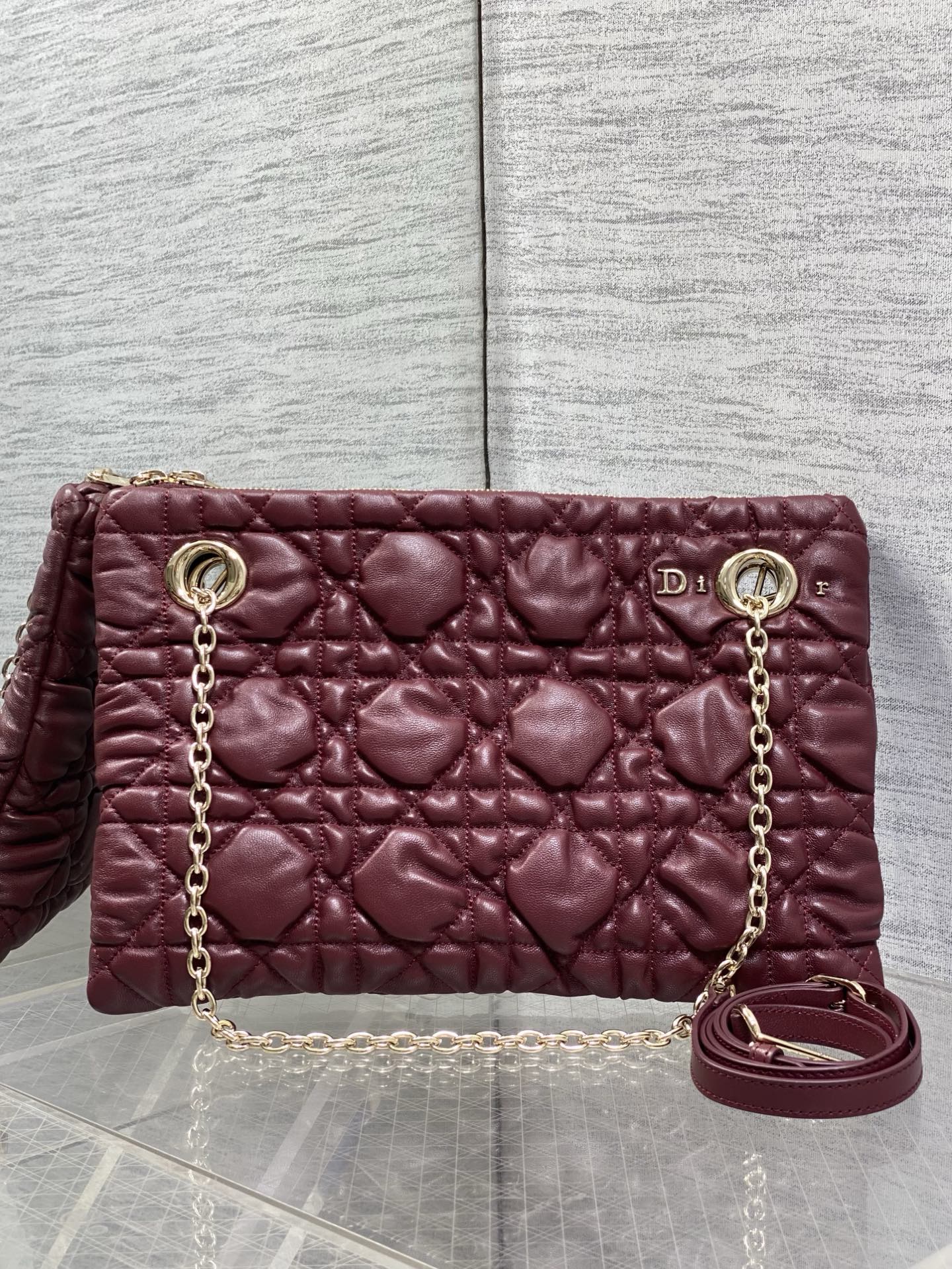 NO:894086,Small size in stock Dior 2026 early autumn series Crunchy handbag, made of soft calfskin, Cannage pattern quilting technology, soft to the touch and three-dimensional. Metal chain shoulder strap + adjustable leather shoulder strap, suitable for hand-held, single-shoulder or cross-body wear!  The burgundy color is elegant and retro, with a moderate size and can be easily used for commuting and leisure. The Cannage pattern is inspired by the classic elements of Dior in 1947. It is highly recognizable as a brand, practical and fashionable. It is a must-have item for fashion lovers!  3127 Size; 33*24*5cm, Crunchy bag, dior, cowhide, Hermes,19860909小号现货 Dior 2026早秋系列Crunchy手袋,采用柔软小牛皮,Cannage藤格纹绗缝工艺,触感柔软有立体感.金属链条肩带+可调节皮革肩带,手提、单肩、斜挎都OK！酒红色优雅复古,尺寸适中,通勤休闲都能轻松驾驭.Cannage图案灵感源自1947年Dior经典元素,品牌辨识度超高,实用又时髦,是时尚爱好者必入热门单品！3127 Size；33*24*5cm,Crunchy慵懒包,dior,cowhide,Hermes,,Bag