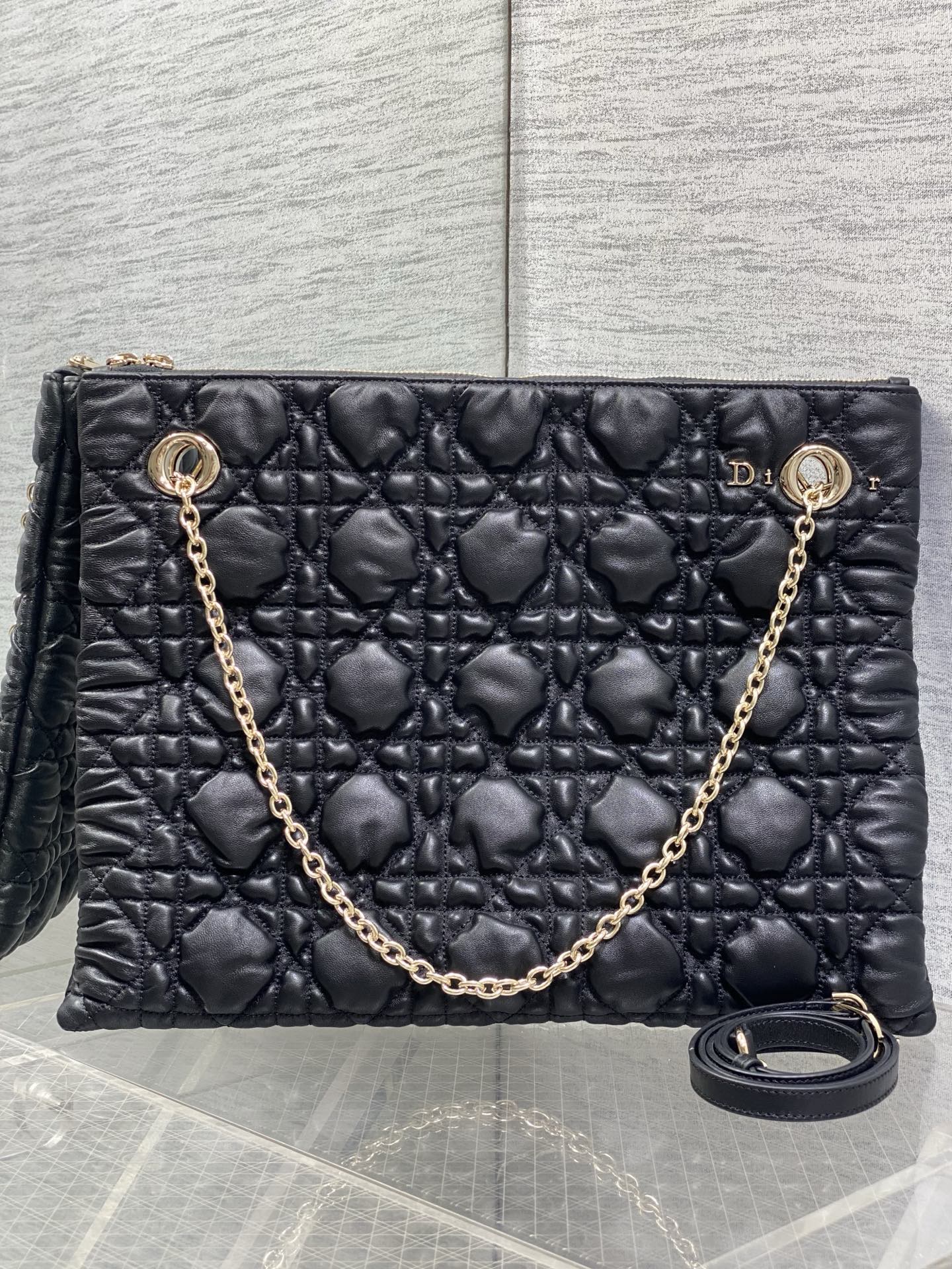 NO:894092,Large size in stock Dior 2026 early autumn series Crunchy handbag, made of soft calfskin, Cannage pattern quilting technology, soft to the touch and three-dimensional. Metal chain shoulder strap + adjustable leather shoulder strap, it is OK to carry it on the hand, on the shoulder, or cross-body!  The burgundy color is elegant and retro, with a moderate size and can be easily used for commuting and leisure. The Cannage pattern is inspired by the classic elements of Dior in 1947. It is highly recognizable as a brand, practical and fashionable. It is a must-have item for fashion lovers!  3125 Size; 38*28.5*5cm, Crunchy bag, dior, cowhide, Hermes,19860909大号现货 Dior 2026早秋系列Crunchy手袋,采用柔软小牛皮,Cannage藤格纹绗缝工艺,触感柔软有立体感.金属链条肩带+可调节皮革肩带,手提、单肩、斜挎都OK！酒红色优雅复古,尺寸适中,通勤休闲都能轻松驾驭.Cannage图案灵感源自1947年Dior经典元素,品牌辨识度超高,实用又时髦,是时尚爱好者必入热门单品！3125 Size；38*28.5*5cm,Crunchy慵懒包,dior,cowhide,Hermes,,Bag