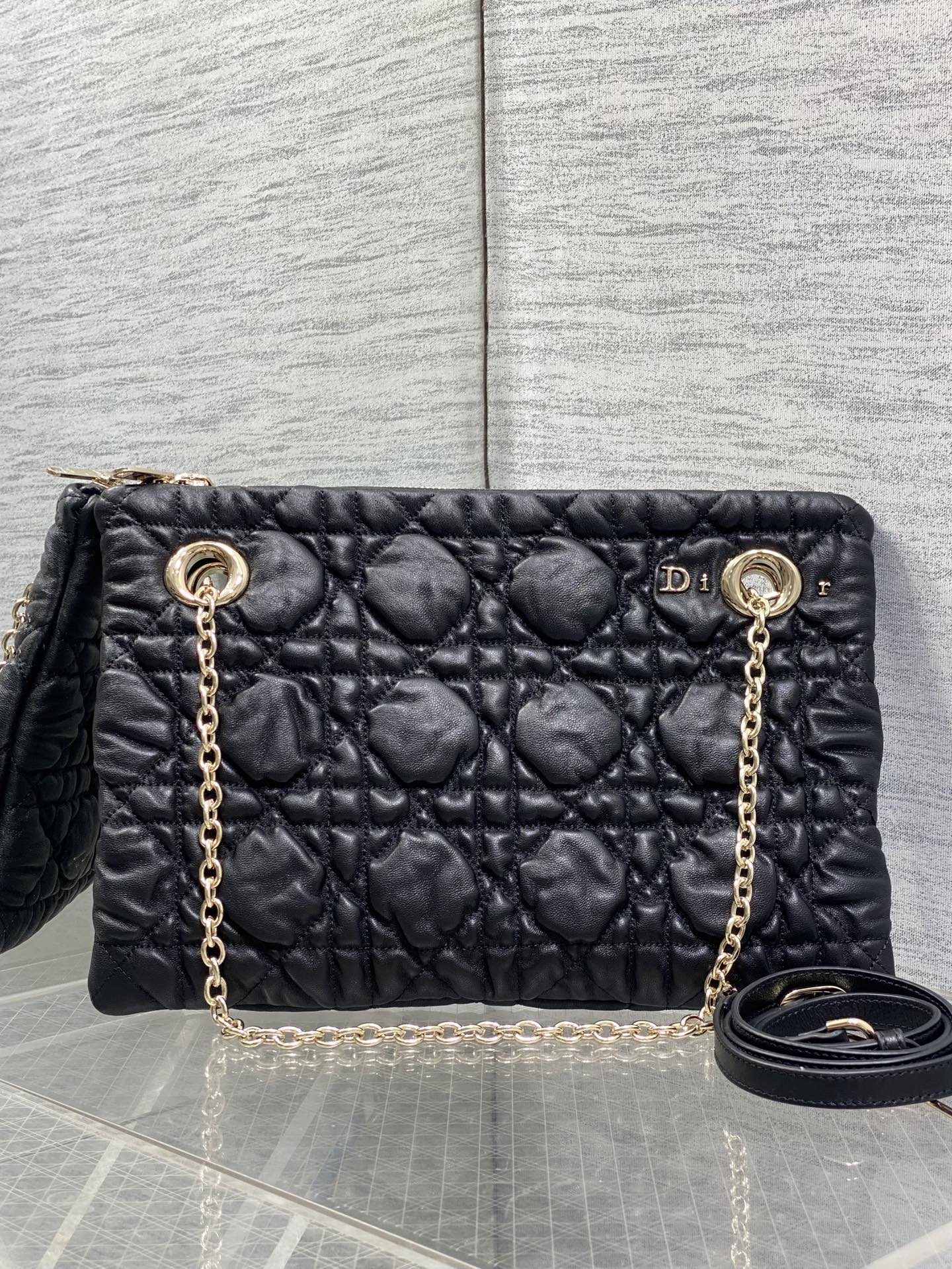 NO:894096,Small size in stock Dior 2026 early autumn series Crunchy handbag, made of soft calfskin, Cannage pattern quilting technology, soft to the touch and three-dimensional. Metal chain shoulder strap + adjustable leather shoulder strap, suitable for hand-held, single-shoulder or cross-body wear!  The burgundy color is elegant and retro, with a moderate size and can be easily used for commuting and leisure. The Cannage pattern is inspired by the classic elements of Dior in 1947. It is highly recognizable as a brand, practical and fashionable. It is a must-have item for fashion lovers!  3127 Size; 33*24*5cm, Crunchy bag, dior, cowhide, Hermes,19860909小号现货 Dior 2026早秋系列Crunchy手袋,采用柔软小牛皮,Cannage藤格纹绗缝工艺,触感柔软有立体感.金属链条肩带+可调节皮革肩带,手提、单肩、斜挎都OK！酒红色优雅复古,尺寸适中,通勤休闲都能轻松驾驭.Cannage图案灵感源自1947年Dior经典元素,品牌辨识度超高,实用又时髦,是时尚爱好者必入热门单品！3127 Size；33*24*5cm,Crunchy慵懒包,dior,cowhide,Hermes,,Bag