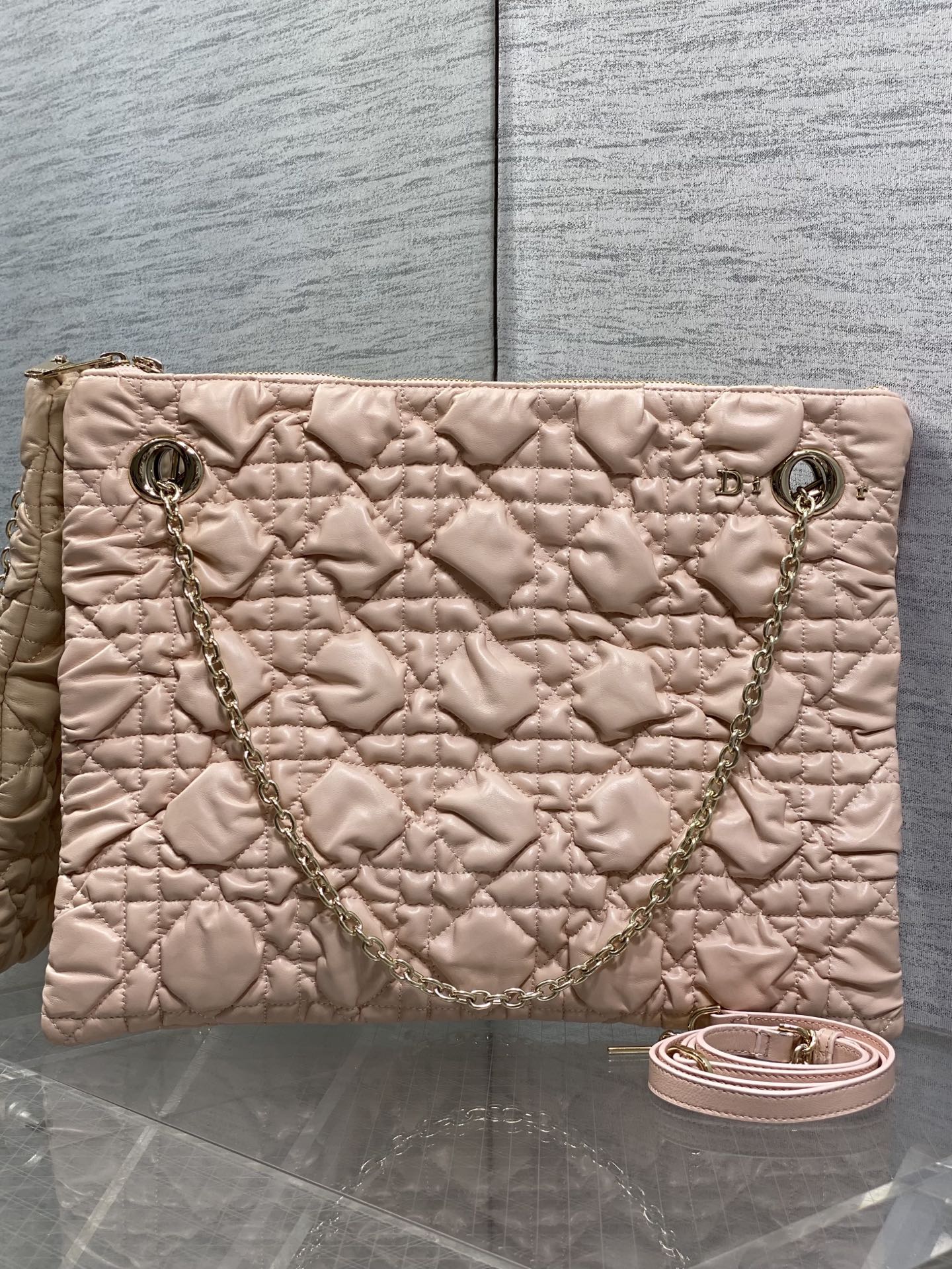 NO:894100,Large size in stock Dior 2026 early autumn series Crunchy handbag, made of soft calfskin, Cannage pattern quilting technology, soft to the touch and three-dimensional. Metal chain shoulder strap + adjustable leather shoulder strap, it is OK to carry it on the hand, on the shoulder, or cross-body!  The burgundy color is elegant and retro, with a moderate size and can be easily used for commuting and leisure. The Cannage pattern is inspired by the classic elements of Dior in 1947. It is highly recognizable as a brand, practical and fashionable. It is a must-have item for fashion lovers!  3125 Size; 38*28.5*5cm, Crunchy bag, dior, cowhide, Hermes,19860909大号现货 Dior 2026早秋系列Crunchy手袋,采用柔软小牛皮,Cannage藤格纹绗缝工艺,触感柔软有立体感.金属链条肩带+可调节皮革肩带,手提、单肩、斜挎都OK！酒红色优雅复古,尺寸适中,通勤休闲都能轻松驾驭.Cannage图案灵感源自1947年Dior经典元素,品牌辨识度超高,实用又时髦,是时尚爱好者必入热门单品！3125 Size；38*28.5*5cm,Crunchy慵懒包,dior,cowhide,Hermes,,Bag