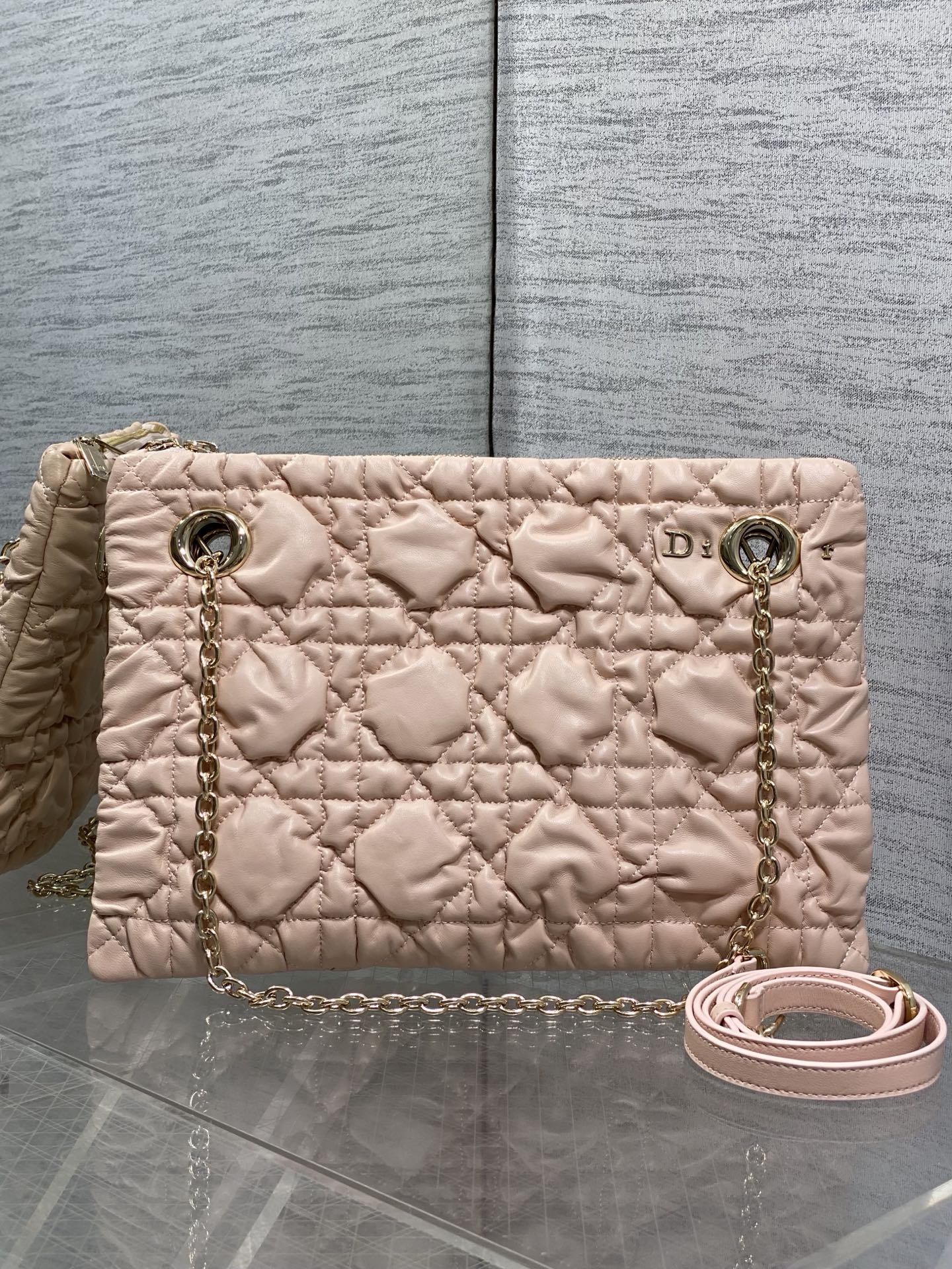 NO:894104,Small size in stock Dior 2026 early autumn series Crunchy handbag, made of soft calfskin, Cannage pattern quilting technology, soft to the touch and three-dimensional. Metal chain shoulder strap + adjustable leather shoulder strap, suitable for hand-held, single-shoulder or cross-body wear!  The burgundy color is elegant and retro, with a moderate size and can be easily used for commuting and leisure. The Cannage pattern is inspired by the classic elements of Dior in 1947. It is highly recognizable as a brand, practical and fashionable. It is a must-have item for fashion lovers!  3127 Size; 33*24*5cm, Crunchy bag, dior, cowhide, Hermes,19860909小号现货 Dior 2026早秋系列Crunchy手袋,采用柔软小牛皮,Cannage藤格纹绗缝工艺,触感柔软有立体感.金属链条肩带+可调节皮革肩带,手提、单肩、斜挎都OK！酒红色优雅复古,尺寸适中,通勤休闲都能轻松驾驭.Cannage图案灵感源自1947年Dior经典元素,品牌辨识度超高,实用又时髦,是时尚爱好者必入热门单品！3127 Size；33*24*5cm,Crunchy慵懒包,dior,cowhide,Hermes,,Bag