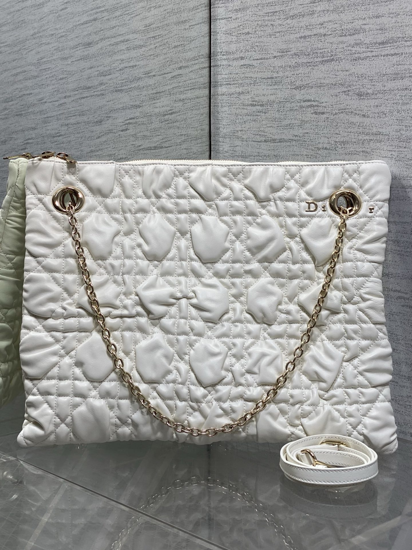 NO:894109,Large size in stock Dior 2026 early autumn series Crunchy handbag, made of soft calfskin, Cannage pattern quilting technology, soft to the touch and three-dimensional. Metal chain shoulder strap + adjustable leather shoulder strap, it is OK to carry it on the hand, on the shoulder, or cross-body!  The burgundy color is elegant and retro, with a moderate size and can be easily used for commuting and leisure. The Cannage pattern is inspired by the classic elements of Dior in 1947. It is highly recognizable as a brand, practical and fashionable. It is a must-have item for fashion lovers!  3125 Size; 38*28.5*5cm, Crunchy bag, dior, cowhide, Hermes,19860909大号现货 Dior 2026早秋系列Crunchy手袋,采用柔软小牛皮,Cannage藤格纹绗缝工艺,触感柔软有立体感.金属链条肩带+可调节皮革肩带,手提、单肩、斜挎都OK！酒红色优雅复古,尺寸适中,通勤休闲都能轻松驾驭.Cannage图案灵感源自1947年Dior经典元素,品牌辨识度超高,实用又时髦,是时尚爱好者必入热门单品！3125 Size；38*28.5*5cm,Crunchy慵懒包,dior,cowhide,Hermes,,Bag