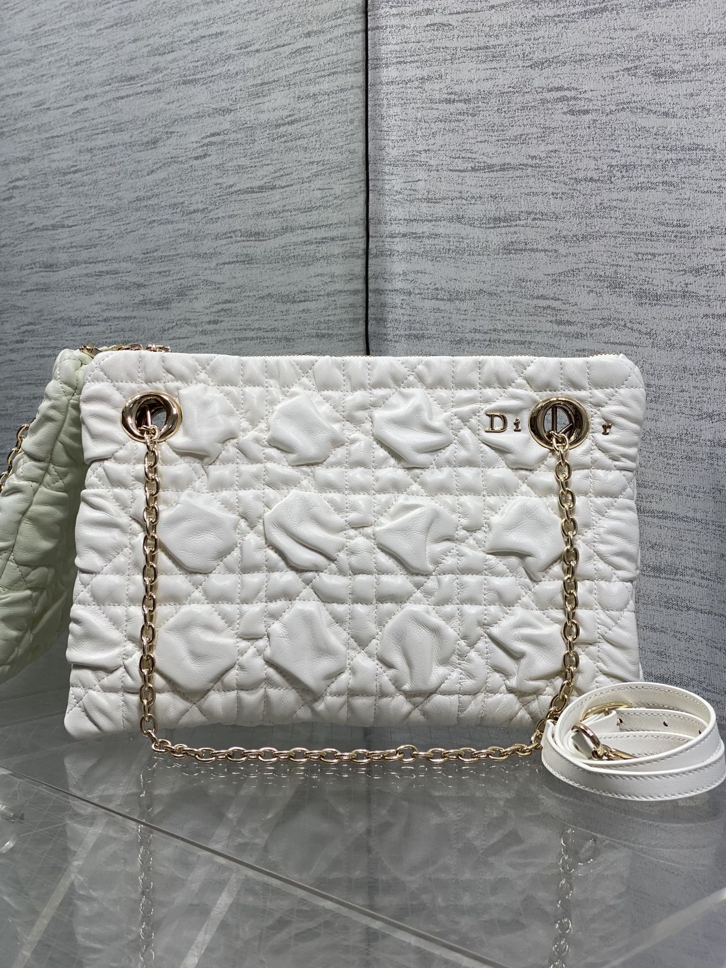 NO:894115,Small size in stock Dior 2026 early autumn series Crunchy handbag, made of soft calfskin, Cannage pattern quilting technology, soft to the touch and three-dimensional. Metal chain shoulder strap + adjustable leather shoulder strap, suitable for hand-held, single-shoulder or cross-body wear!  The burgundy color is elegant and retro, with a moderate size and can be easily used for commuting and leisure. The Cannage pattern is inspired by the classic elements of Dior in 1947. It is highly recognizable as a brand, practical and fashionable. It is a must-have item for fashion lovers!  3127 Size; 33*24*5cm, Crunchy bag, dior, cowhide, Hermes,19860909小号现货 Dior 2026早秋系列Crunchy手袋,采用柔软小牛皮,Cannage藤格纹绗缝工艺,触感柔软有立体感.金属链条肩带+可调节皮革肩带,手提、单肩、斜挎都OK！酒红色优雅复古,尺寸适中,通勤休闲都能轻松驾驭.Cannage图案灵感源自1947年Dior经典元素,品牌辨识度超高,实用又时髦,是时尚爱好者必入热门单品！3127 Size；33*24*5cm,Crunchy慵懒包,dior,cowhide,Hermes,,Bag