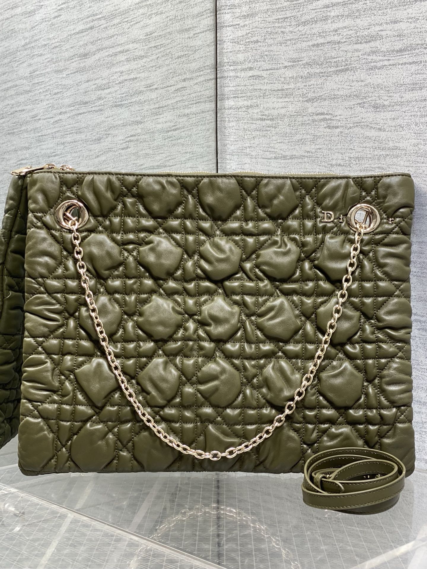 NO:894125,Large size in stock Dior 2026 early autumn series Crunchy handbag, made of soft calfskin, Cannage pattern quilting technology, soft to the touch and three-dimensional. Metal chain shoulder strap + adjustable leather shoulder strap, it is OK to carry it on the hand, on the shoulder, or cross-body!  The burgundy color is elegant and retro, with a moderate size and can be easily used for commuting and leisure. The Cannage pattern is inspired by the classic elements of Dior in 1947. It is highly recognizable as a brand, practical and fashionable. It is a must-have item for fashion lovers!  3125 Size; 38*28.5*5cm, Crunchy bag, dior, cowhide, Hermes,19860909大号现货 Dior 2026早秋系列Crunchy手袋,采用柔软小牛皮,Cannage藤格纹绗缝工艺,触感柔软有立体感.金属链条肩带+可调节皮革肩带,手提、单肩、斜挎都OK！酒红色优雅复古,尺寸适中,通勤休闲都能轻松驾驭.Cannage图案灵感源自1947年Dior经典元素,品牌辨识度超高,实用又时髦,是时尚爱好者必入热门单品！3125 Size；38*28.5*5cm,Crunchy慵懒包,dior,cowhide,Hermes,,Bag