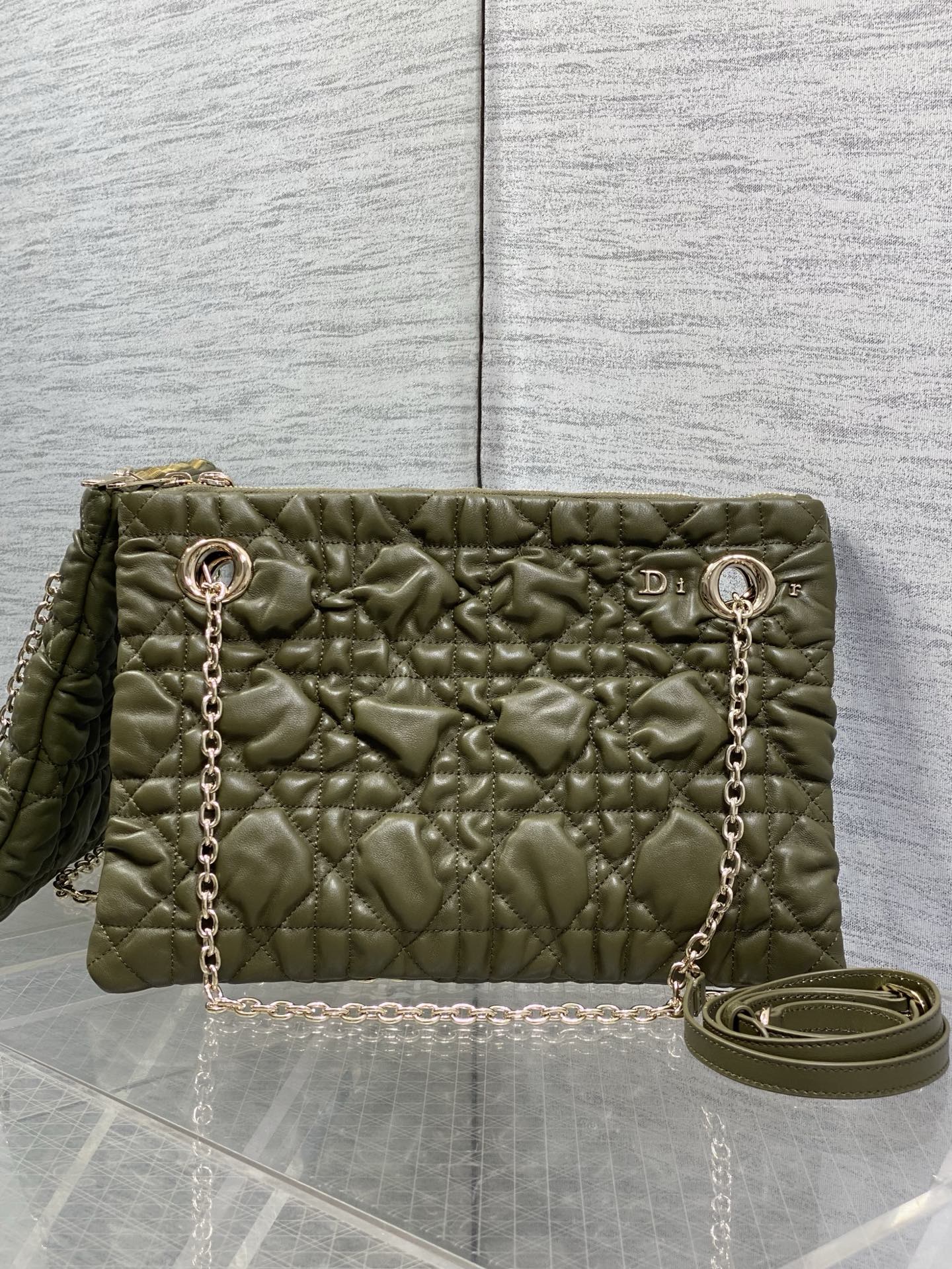 NO:894074,Small size in stock Dior 2026 early autumn series Crunchy handbag, made of soft calfskin, Cannage pattern quilting technology, soft to the touch and three-dimensional. Metal chain shoulder strap + adjustable leather shoulder strap, suitable for hand-held, single-shoulder or cross-body wear!  The burgundy color is elegant and retro, with a moderate size and can be easily used for commuting and leisure. The Cannage pattern is inspired by the classic elements of Dior in 1947. It is highly recognizable as a brand, practical and fashionable. It is a must-have item for fashion lovers!  3127 Size; 33*24*5cm, Crunchy bag, dior, cowhide, Hermes,19860909小号现货 Dior 2026早秋系列Crunchy手袋,采用柔软小牛皮,Cannage藤格纹绗缝工艺,触感柔软有立体感.金属链条肩带+可调节皮革肩带,手提、单肩、斜挎都OK！酒红色优雅复古,尺寸适中,通勤休闲都能轻松驾驭.Cannage图案灵感源自1947年Dior经典元素,品牌辨识度超高,实用又时髦,是时尚爱好者必入热门单品！3127 Size；33*24*5cm,Crunchy慵懒包,dior,cowhide,Hermes,,Bag