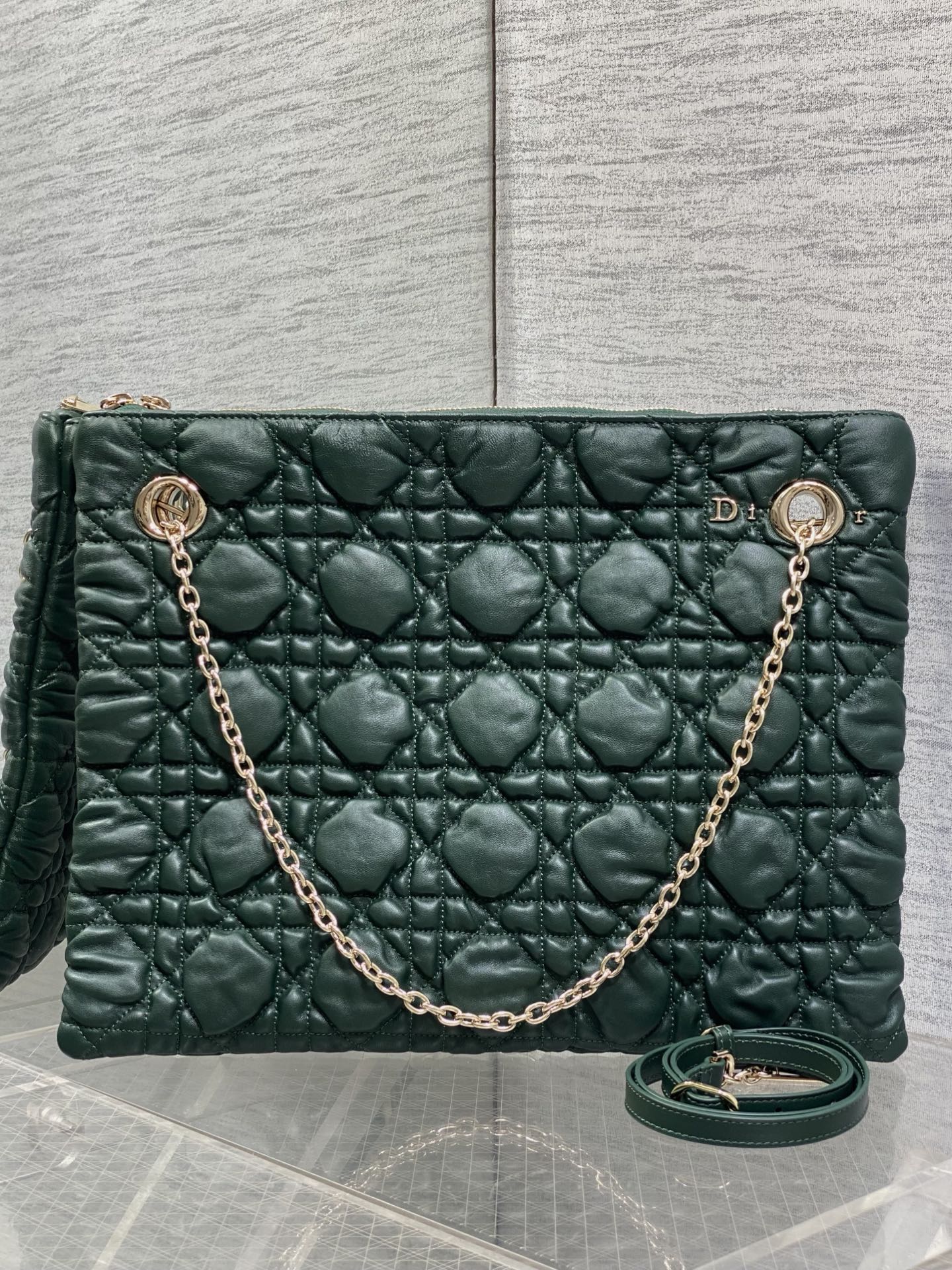 NO:894080,Large size in stock Dior 2026 early autumn series Crunchy handbag, made of soft calfskin, Cannage pattern quilting technology, soft to the touch and three-dimensional. Metal chain shoulder strap + adjustable leather shoulder strap, it is OK to carry it on the hand, on the shoulder, or cross-body!  The burgundy color is elegant and retro, with a moderate size and can be easily used for commuting and leisure. The Cannage pattern is inspired by the classic elements of Dior in 1947. It is highly recognizable as a brand, practical and fashionable. It is a must-have item for fashion lovers!  3125 Size; 38*28.5*5cm, Crunchy bag, dior, cowhide, Hermes,19860909大号现货 Dior 2026早秋系列Crunchy手袋,采用柔软小牛皮,Cannage藤格纹绗缝工艺,触感柔软有立体感.金属链条肩带+可调节皮革肩带,手提、单肩、斜挎都OK！酒红色优雅复古,尺寸适中,通勤休闲都能轻松驾驭.Cannage图案灵感源自1947年Dior经典元素,品牌辨识度超高,实用又时髦,是时尚爱好者必入热门单品！3125 Size；38*28.5*5cm,Crunchy慵懒包,dior,cowhide,Hermes,,Bag