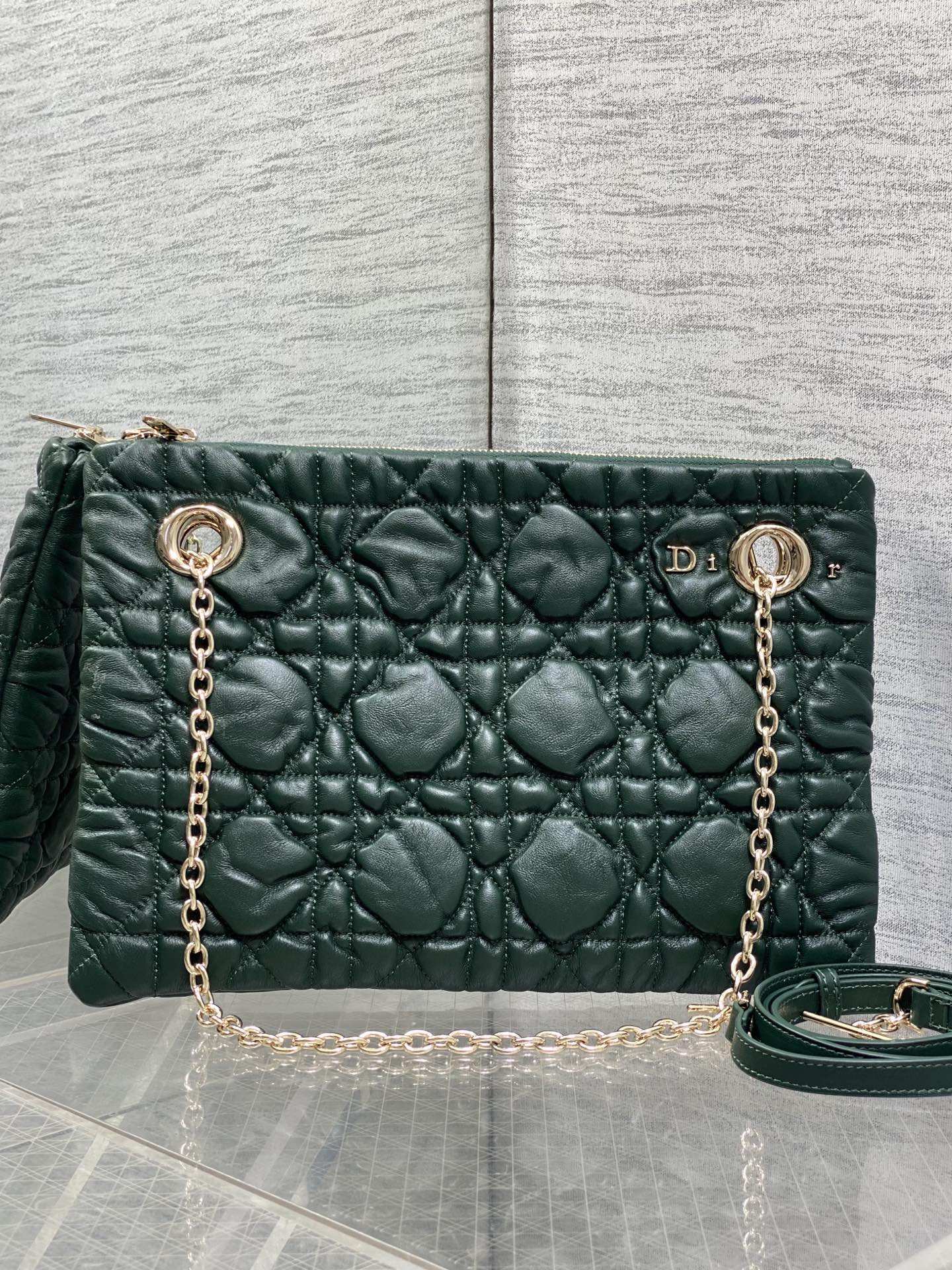 NO:894084,Small size in stock Dior 2026 early autumn series Crunchy handbag, made of soft calfskin, Cannage pattern quilting technology, soft to the touch and three-dimensional. Metal chain shoulder strap + adjustable leather shoulder strap, suitable for hand-held, single-shoulder or cross-body wear!  The burgundy color is elegant and retro, with a moderate size and can be easily used for commuting and leisure. The Cannage pattern is inspired by the classic elements of Dior in 1947. It is highly recognizable as a brand, practical and fashionable. It is a must-have item for fashion lovers!  3127 Size; 33*24*5cm, Crunchy bag, dior, cowhide, Hermes,19860909小号现货 Dior 2026早秋系列Crunchy手袋,采用柔软小牛皮,Cannage藤格纹绗缝工艺,触感柔软有立体感.金属链条肩带+可调节皮革肩带,手提、单肩、斜挎都OK！酒红色优雅复古,尺寸适中,通勤休闲都能轻松驾驭.Cannage图案灵感源自1947年Dior经典元素,品牌辨识度超高,实用又时髦,是时尚爱好者必入热门单品！3127 Size；33*24*5cm,Crunchy慵懒包,dior,cowhide,Hermes,,Bag